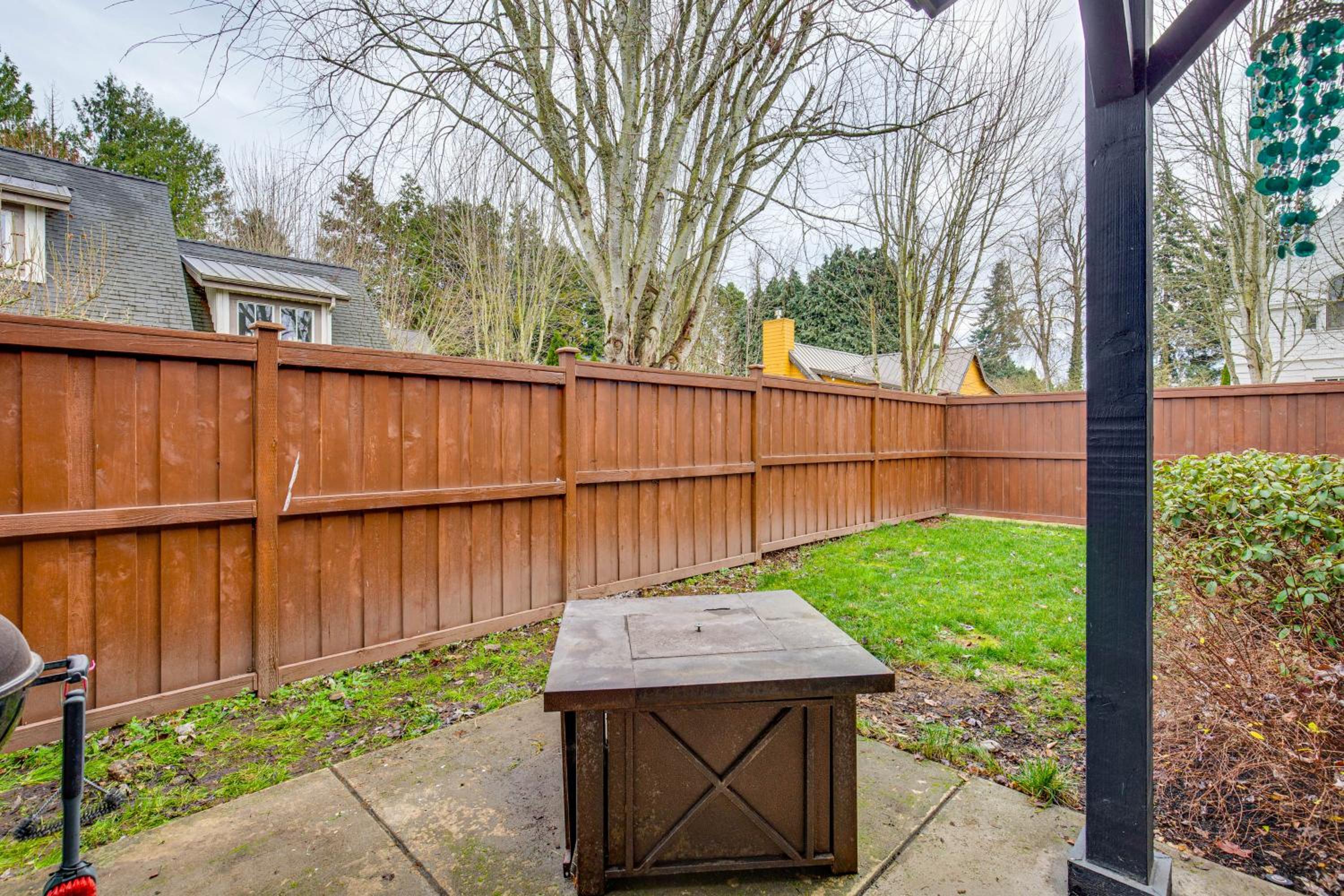 Walk to Autzen Stadium, 3 Mi to UO! Home with Patio