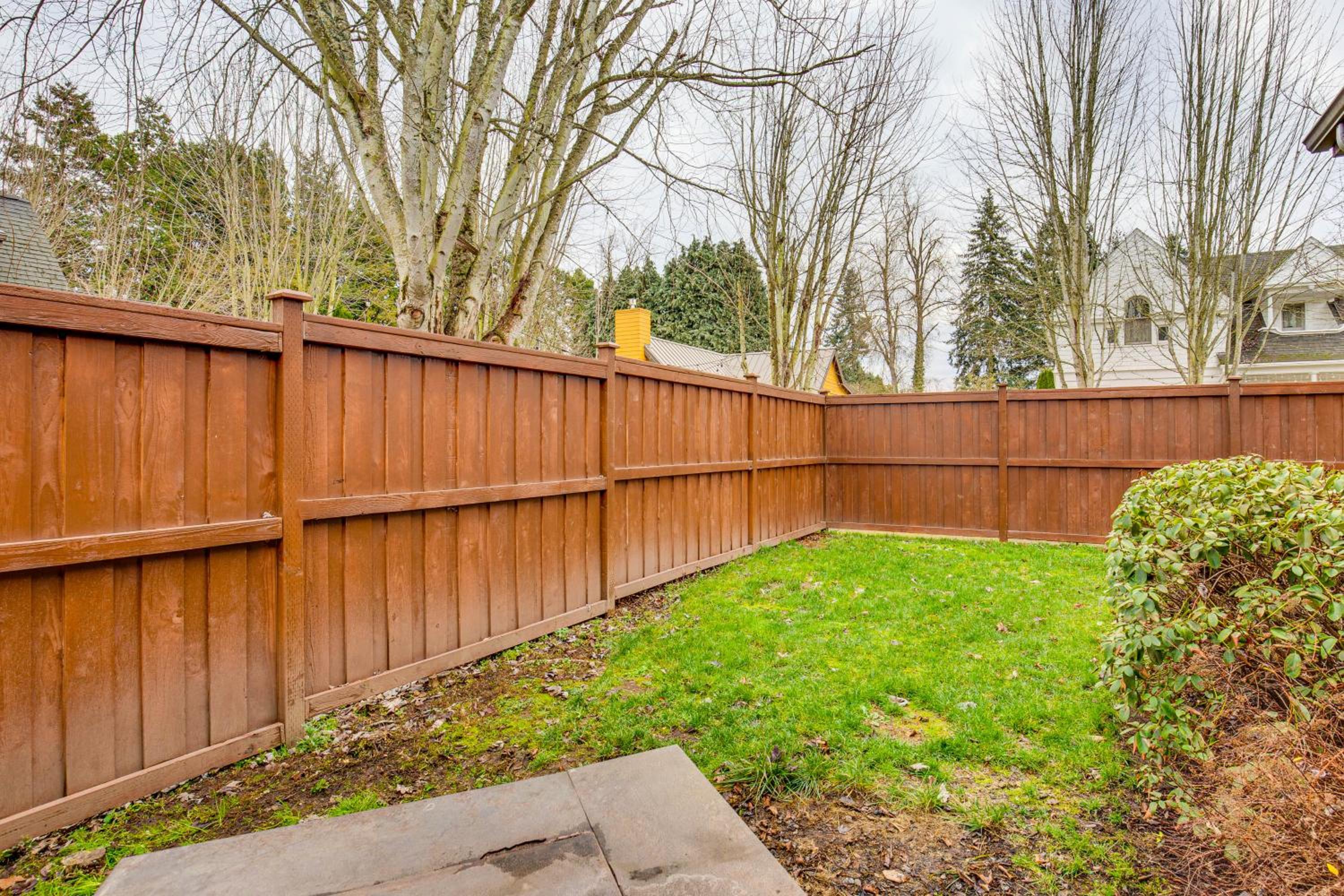 Walk to Autzen Stadium, 3 Mi to UO! Home with Patio