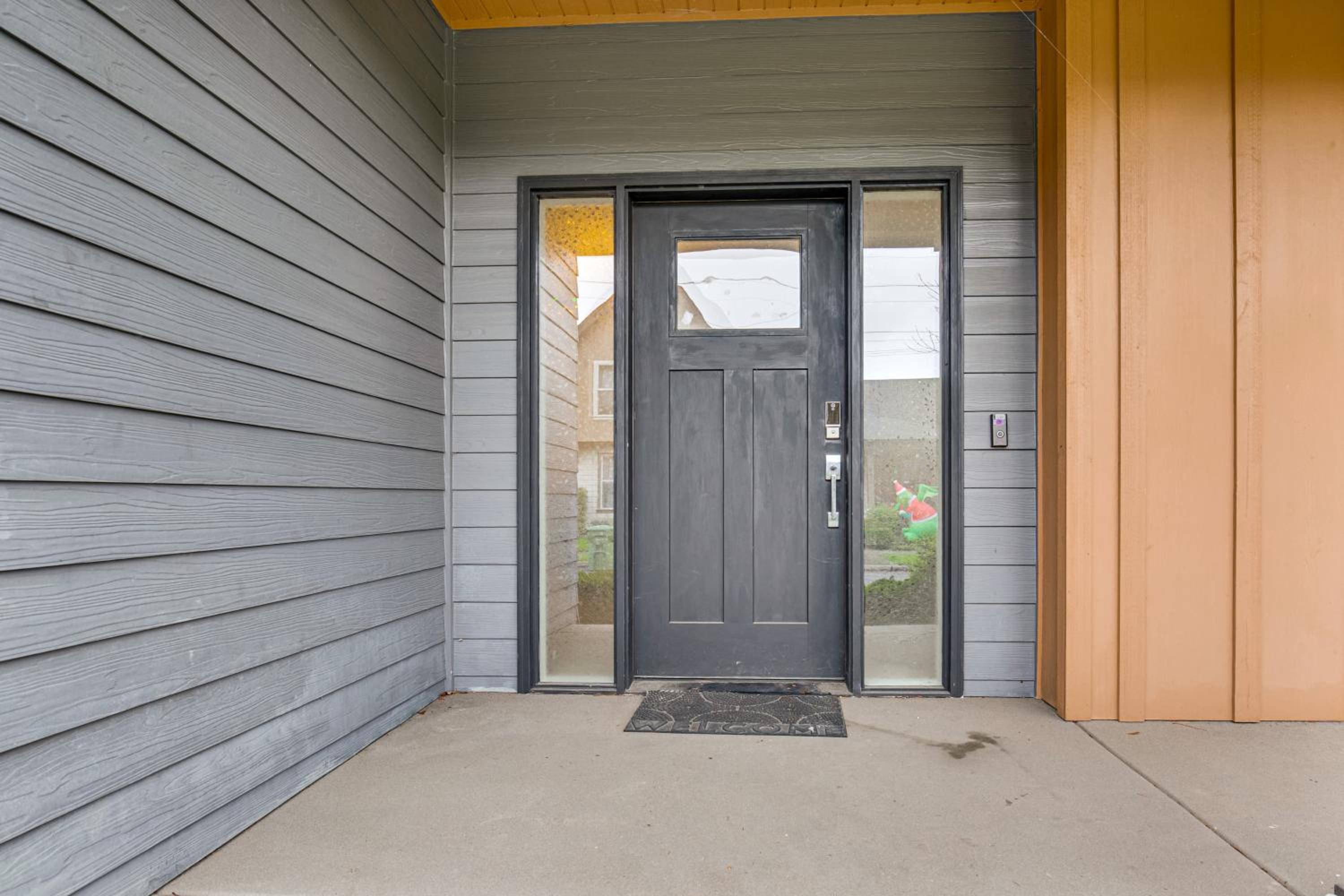 Walk to Autzen Stadium, 3 Mi to UO! Home with Patio