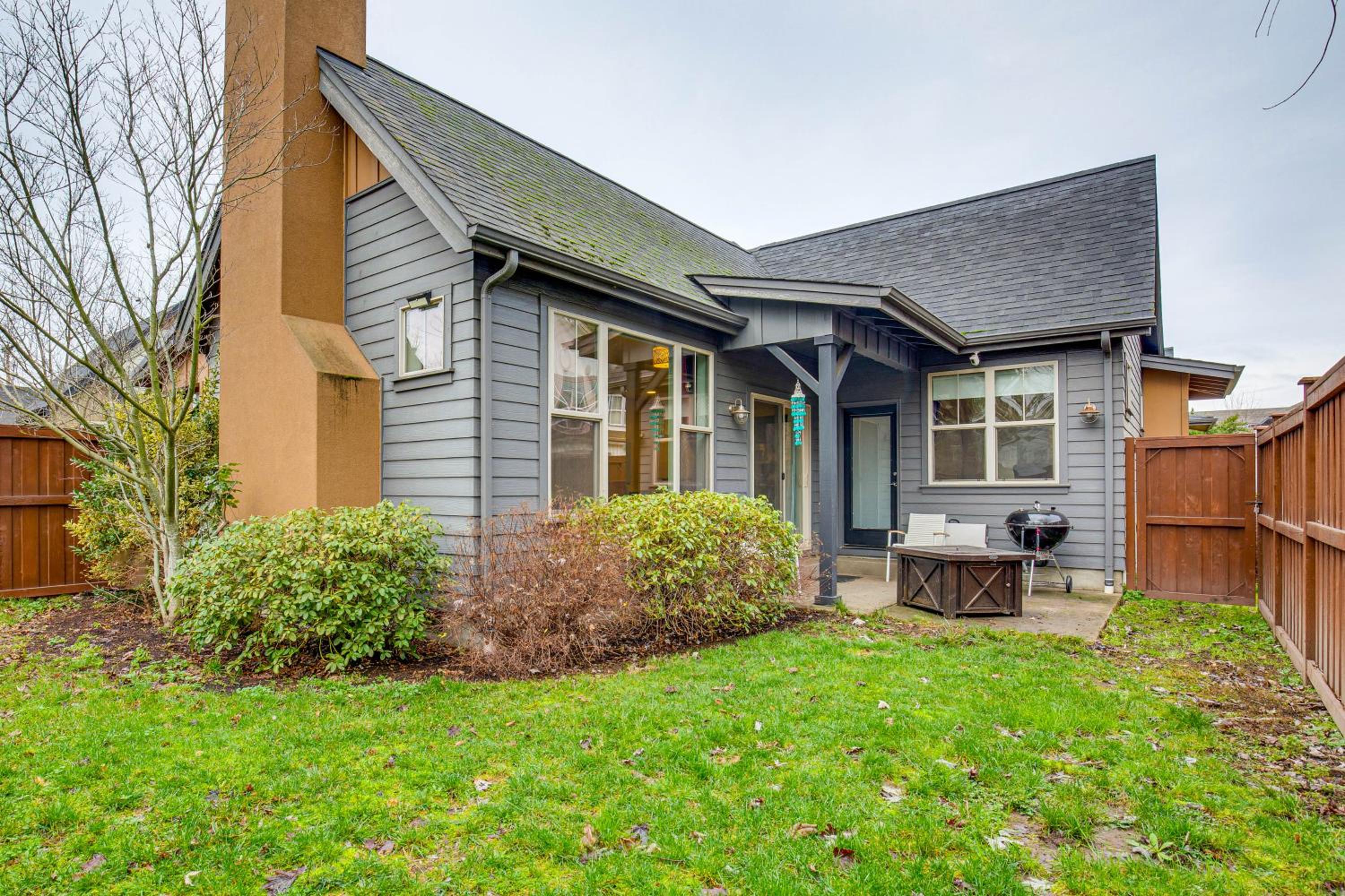 Walk to Autzen Stadium, 3 Mi to UO! Home with Patio