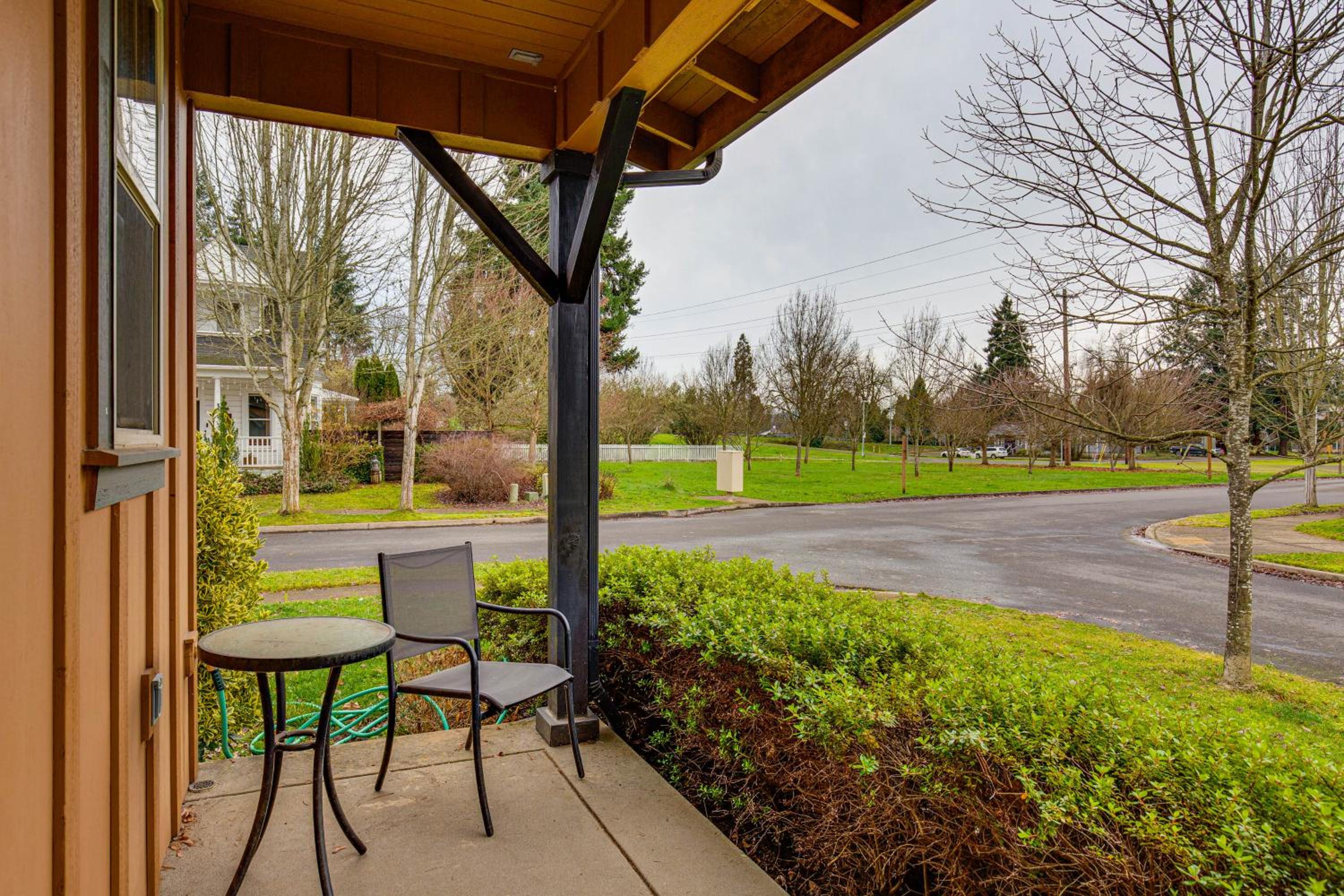 Walk to Autzen Stadium, 3 Mi to UO! Home with Patio