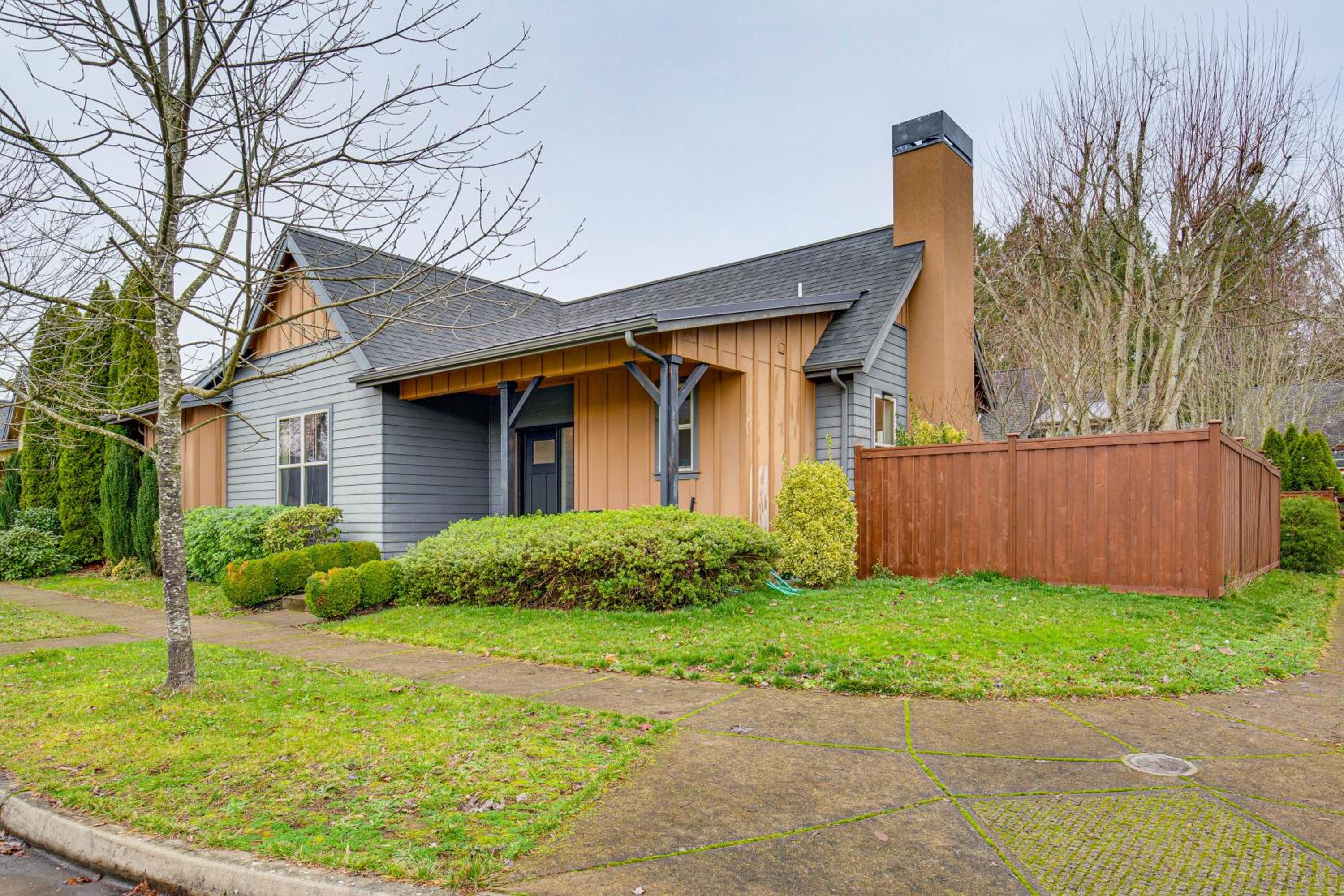 Walk to Autzen Stadium, 3 Mi to UO! Home with Patio
