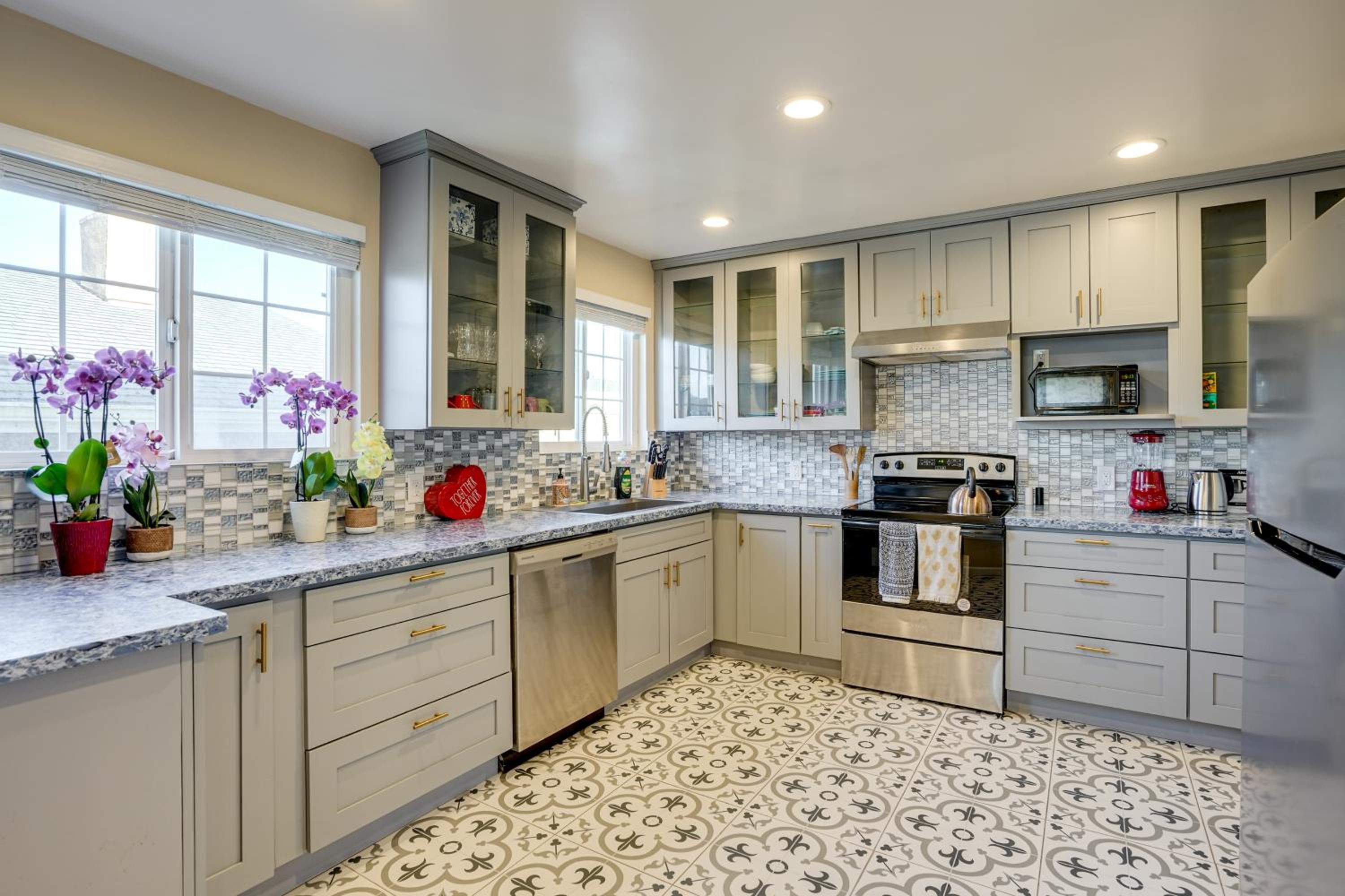 Easy SF Access! Spacious Family Home with Yard