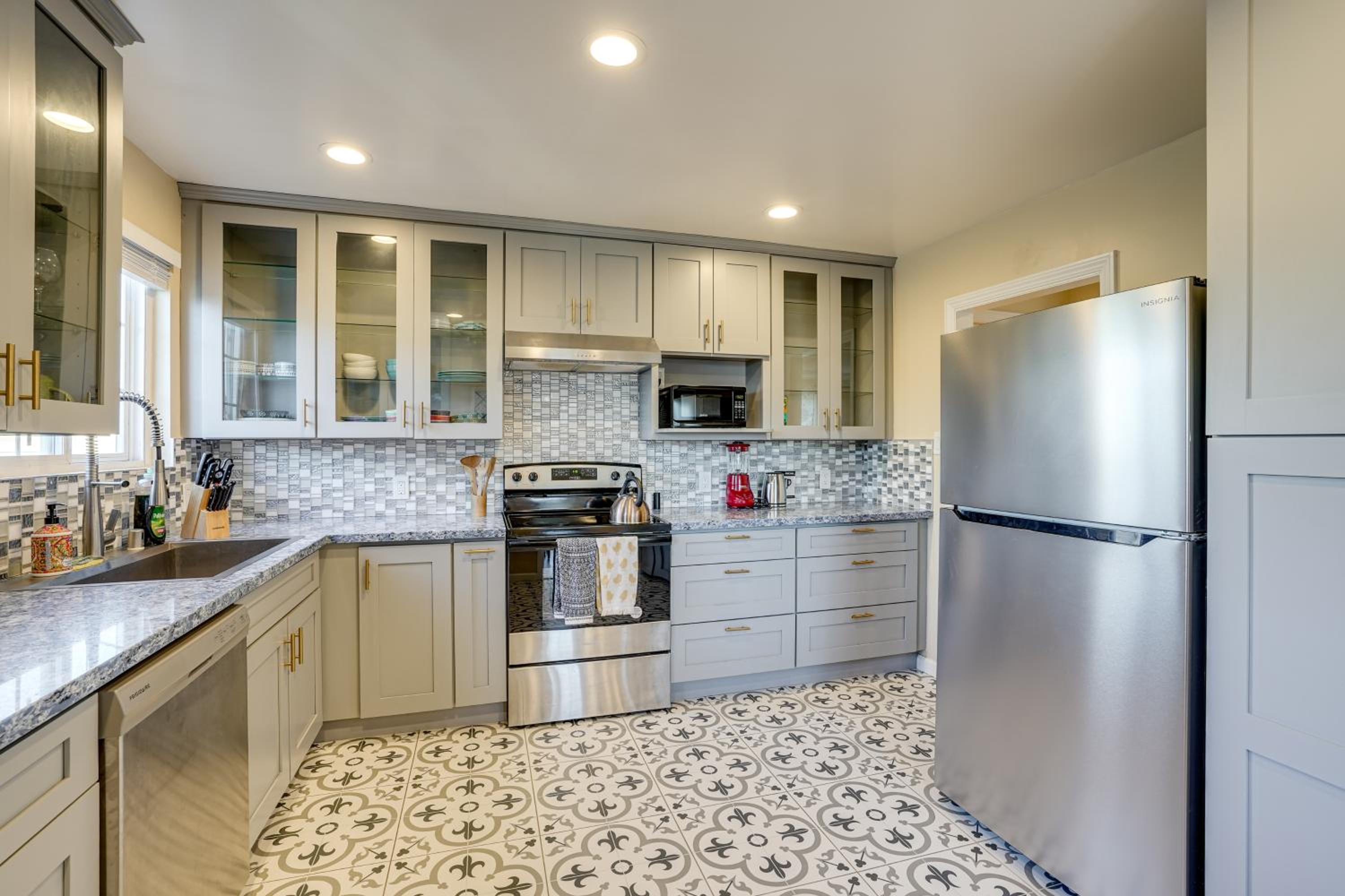 Easy SF Access! Spacious Family Home with Yard