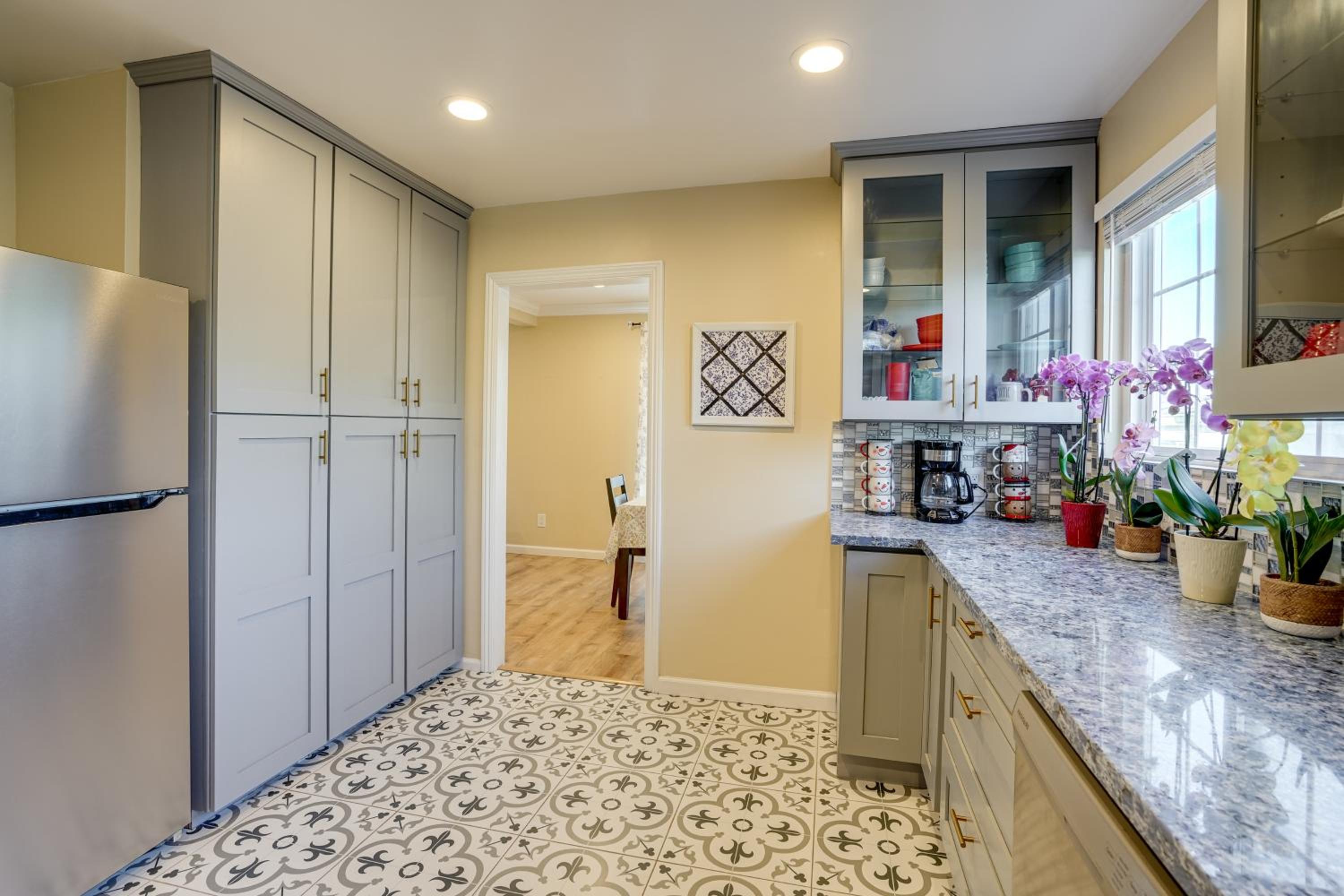 Easy SF Access! Spacious Family Home with Yard