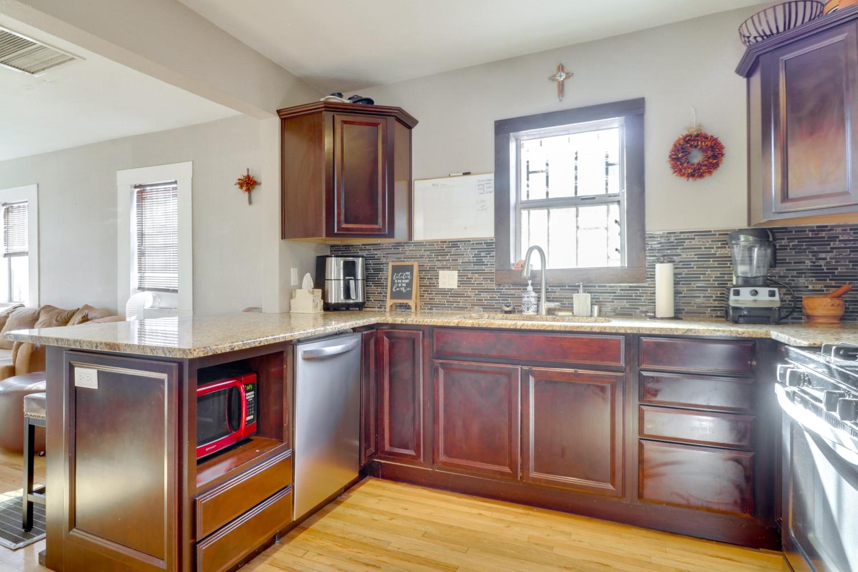 2 Mi to Heart of Old Town! Stylish ABQ Home