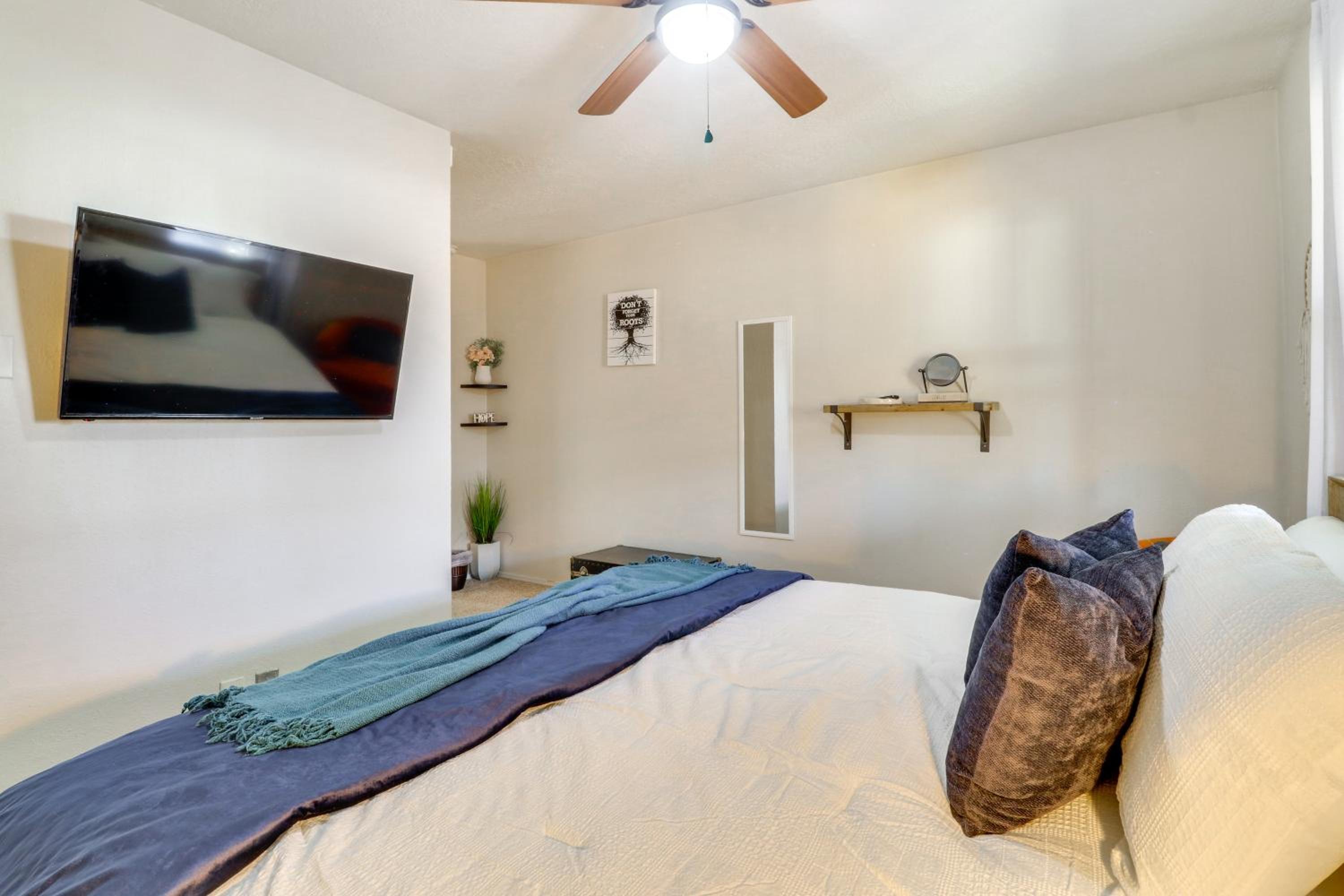 2 Mi to Heart of Old Town! Stylish ABQ Home