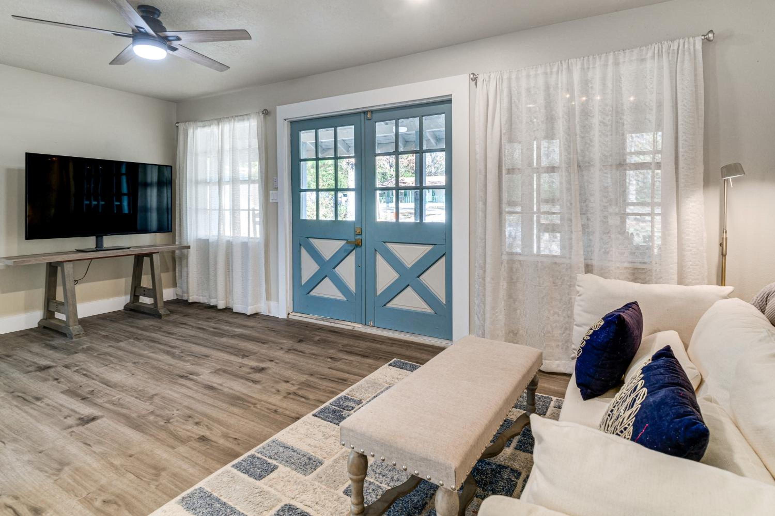Deck and Screened Porch Livingston Couples Retreat