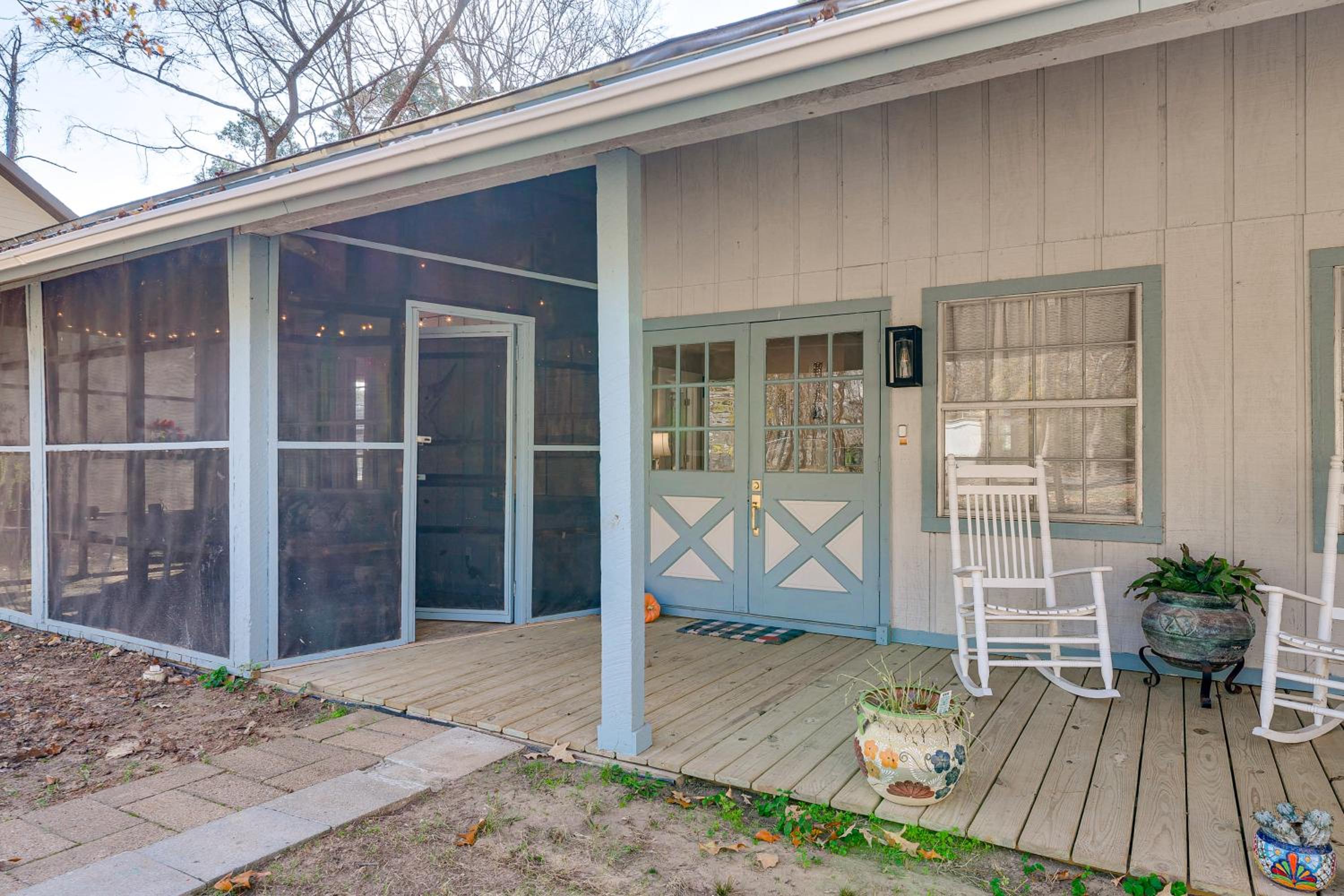 Deck and Screened Porch Livingston Couples Retreat