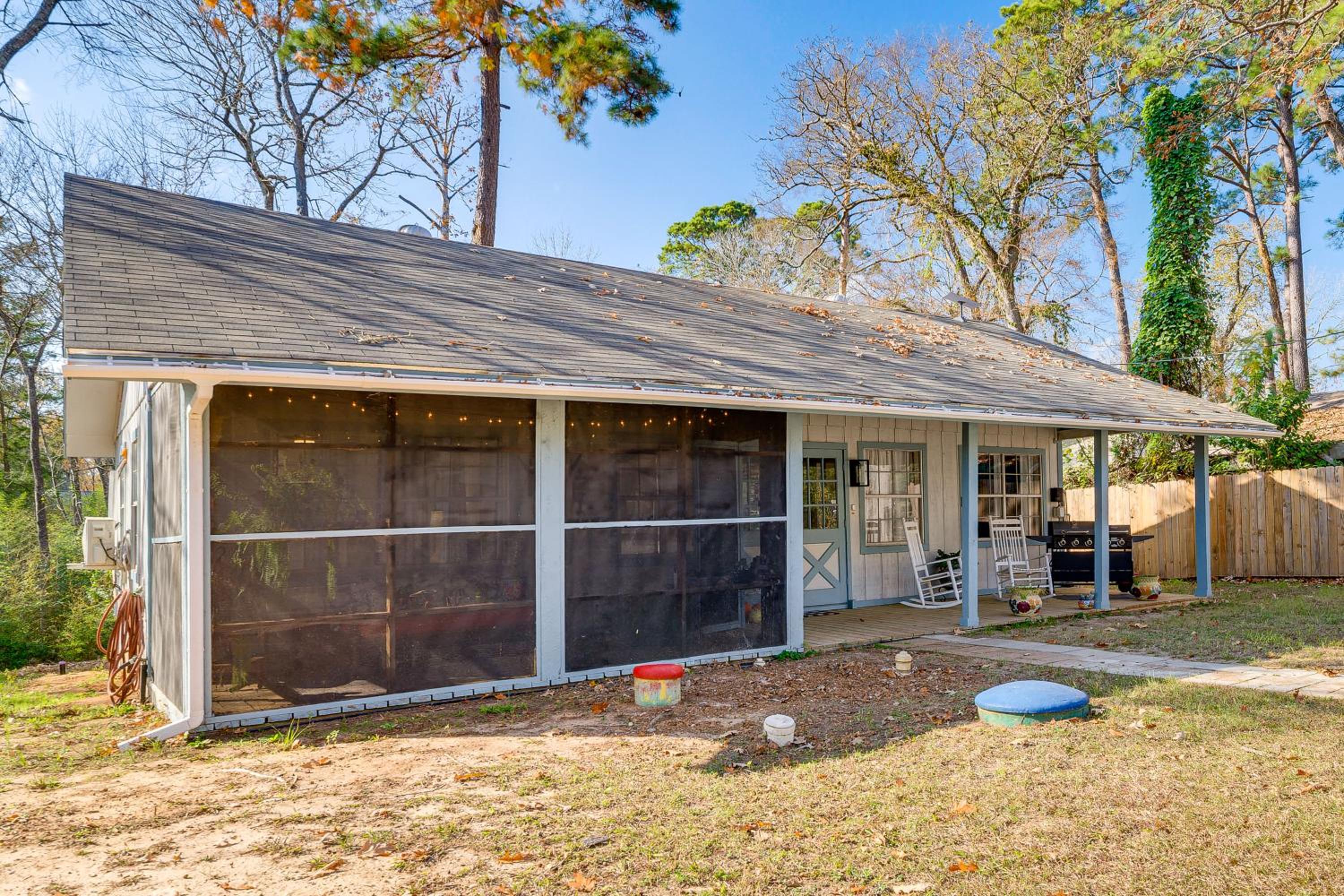 Deck and Screened Porch Livingston Couples Retreat