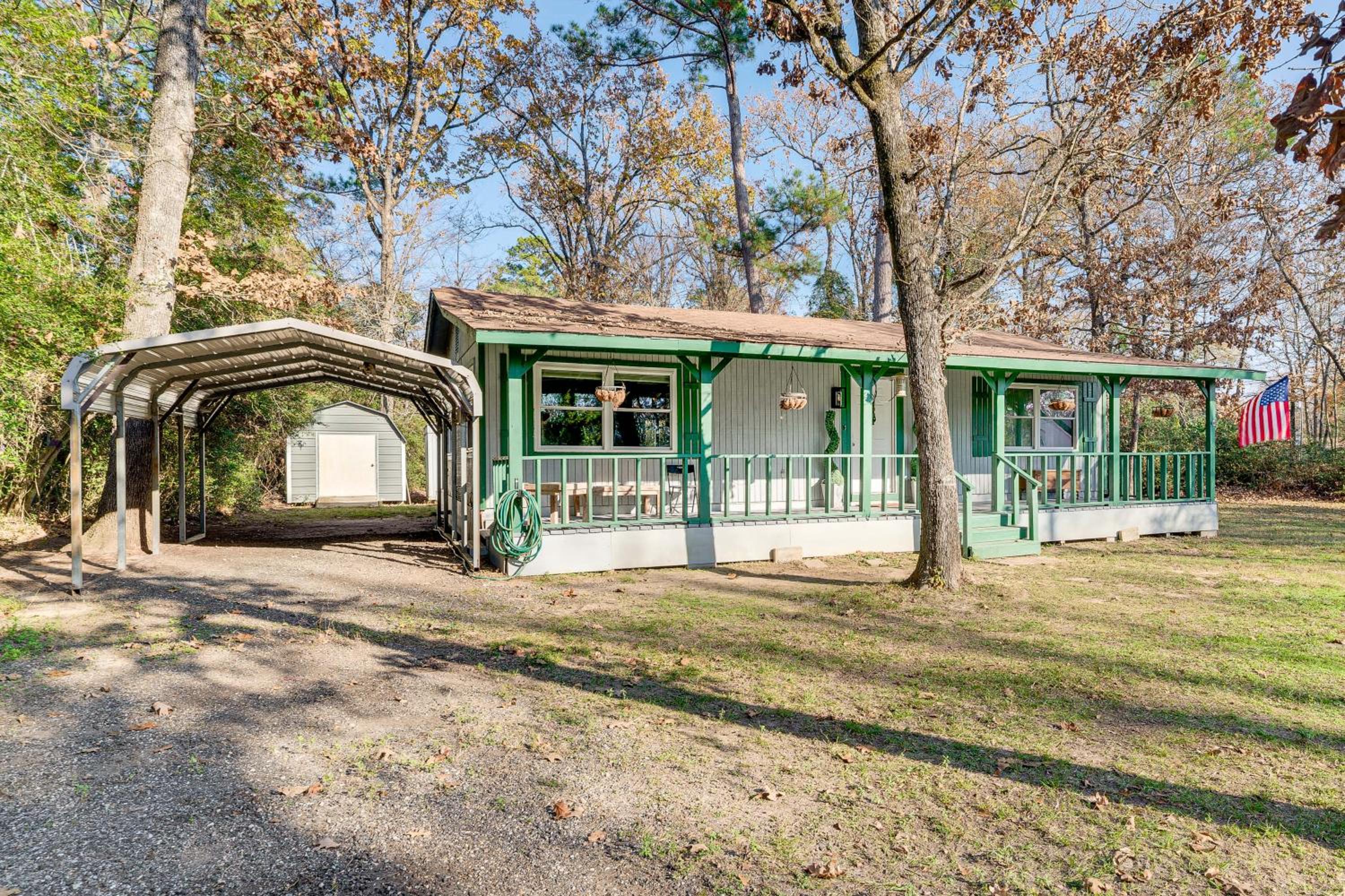 1 Mi to Boat Ramp Lake Livingston Getaway with Deck
