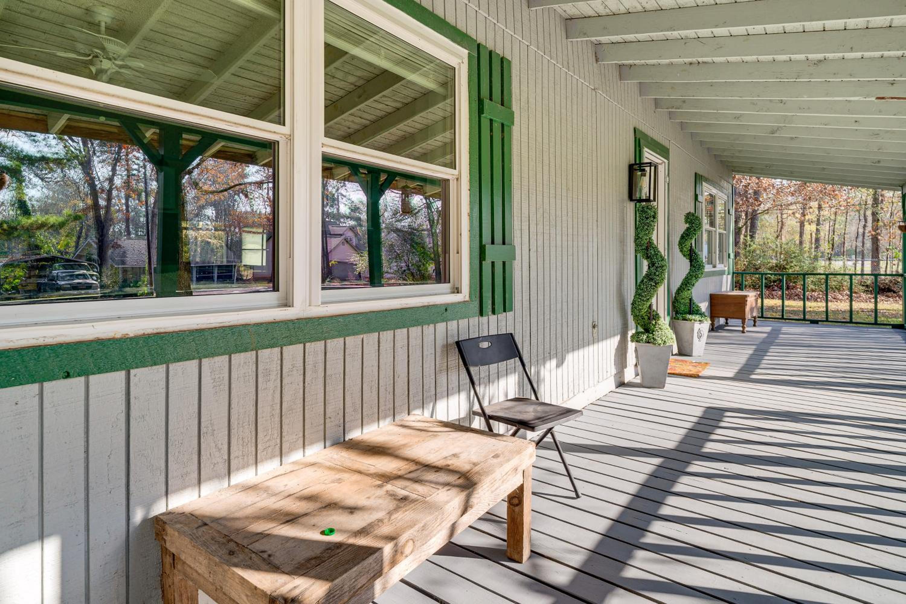1 Mi to Boat Ramp Lake Livingston Getaway with Deck