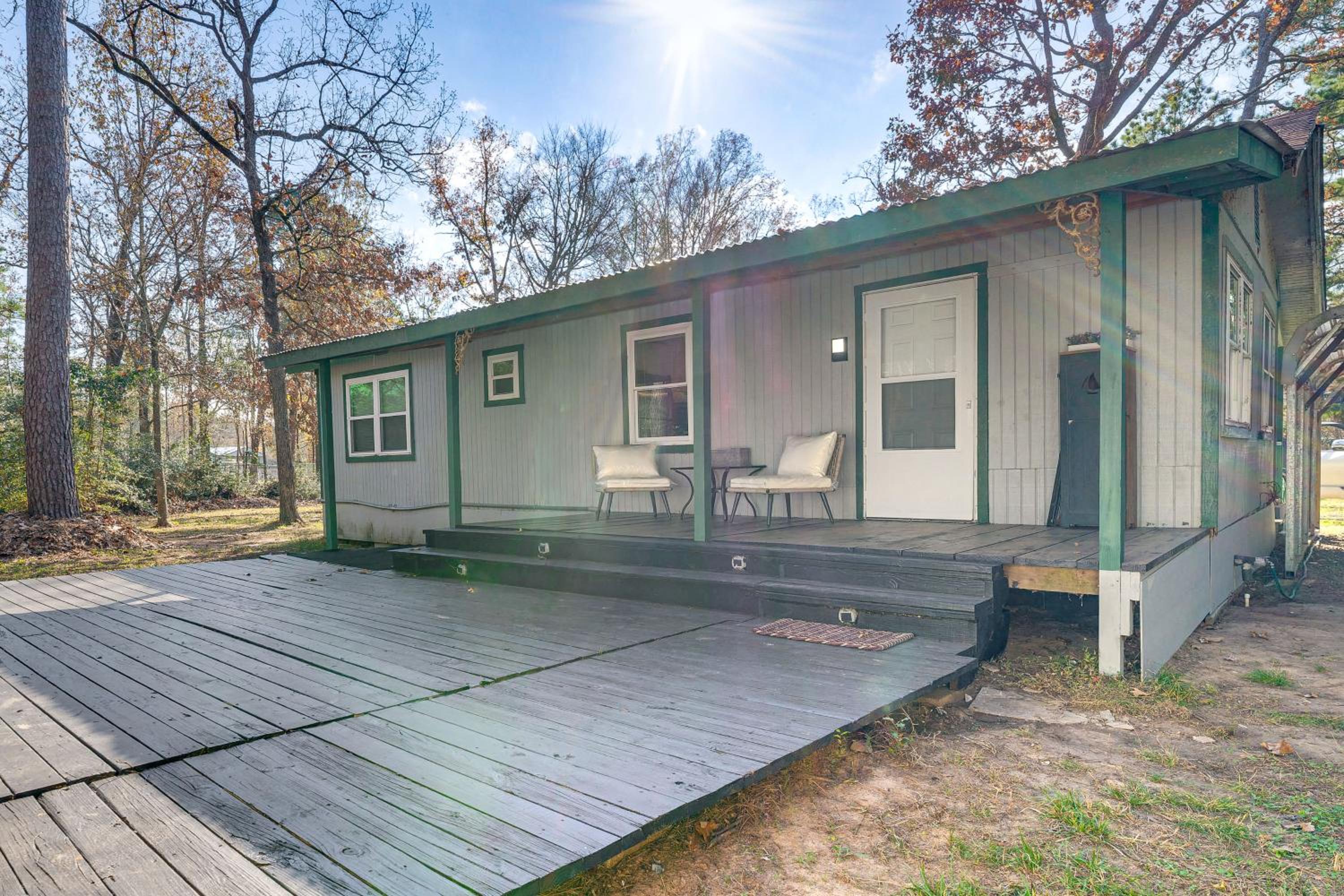 1 Mi to Boat Ramp Lake Livingston Getaway with Deck