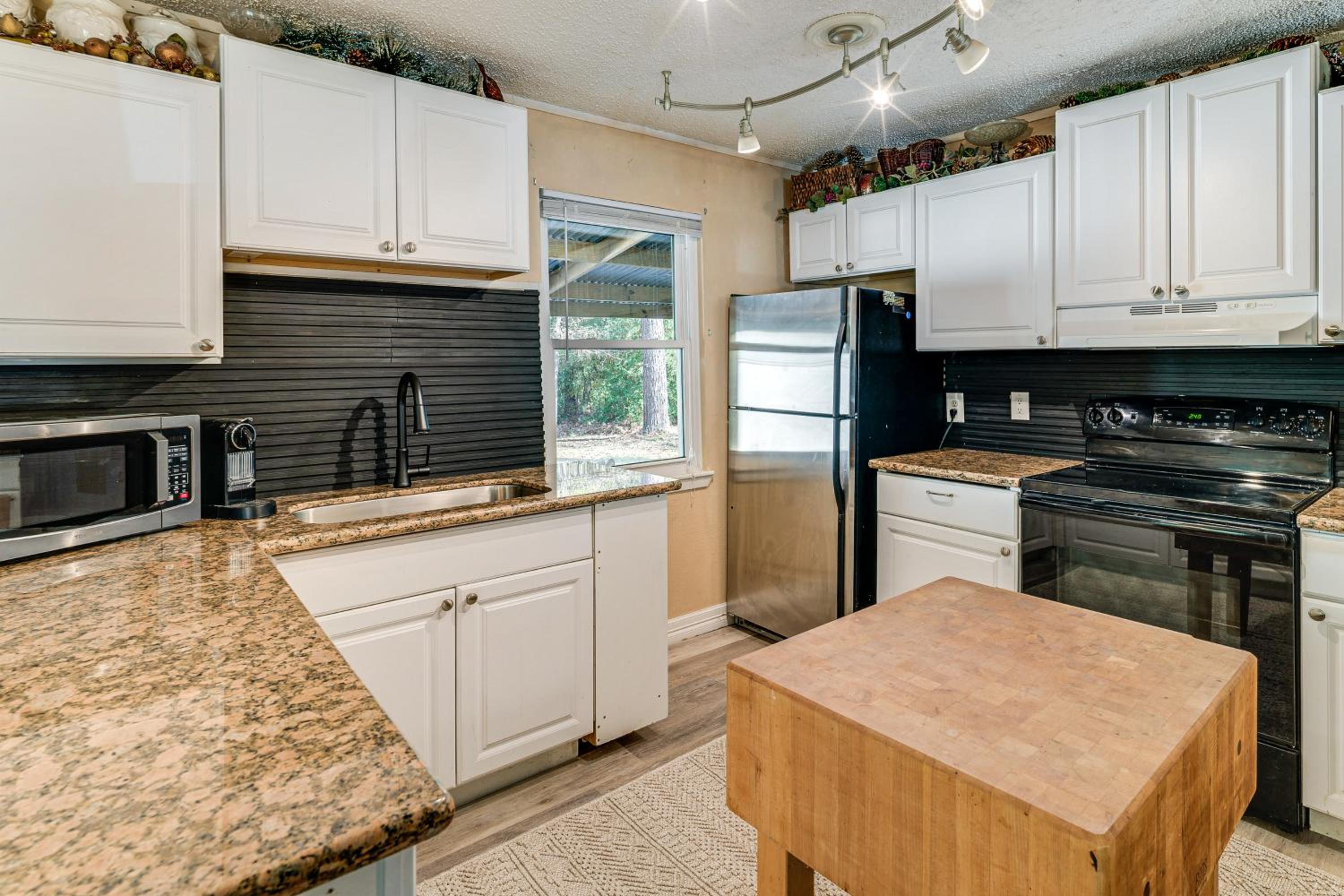 1 Mi to Boat Ramp Lake Livingston Getaway with Deck