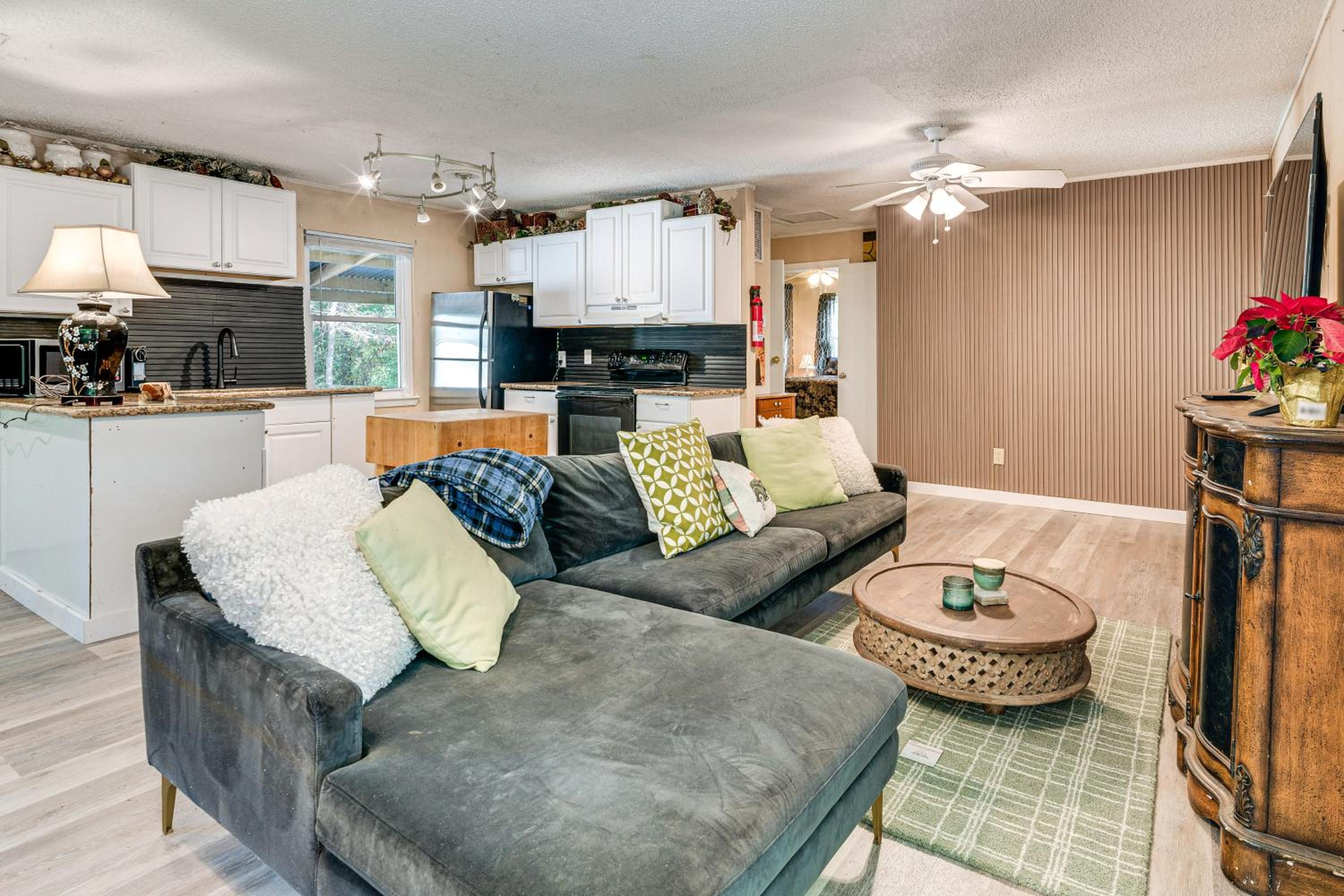 1 Mi to Boat Ramp Lake Livingston Getaway with Deck