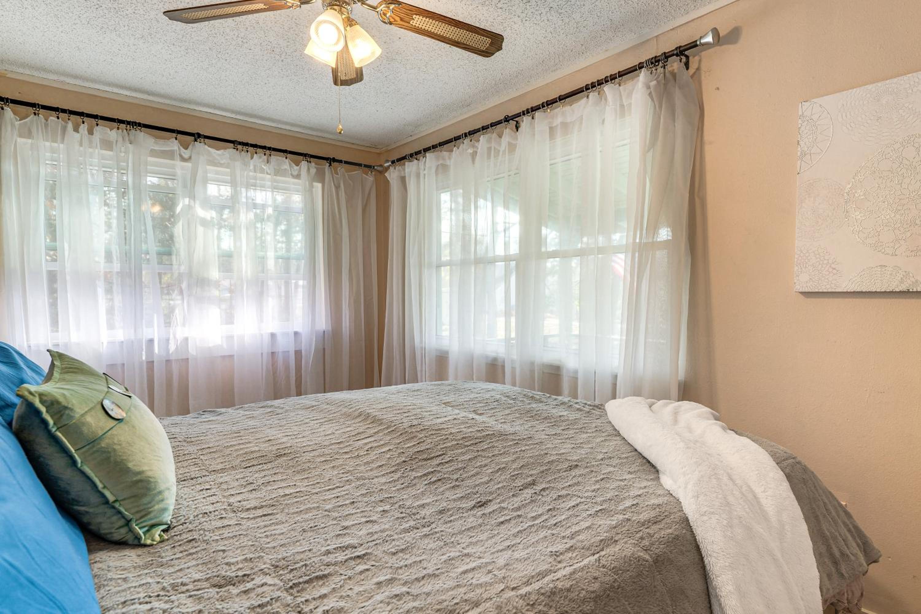 1 Mi to Boat Ramp Lake Livingston Getaway with Deck