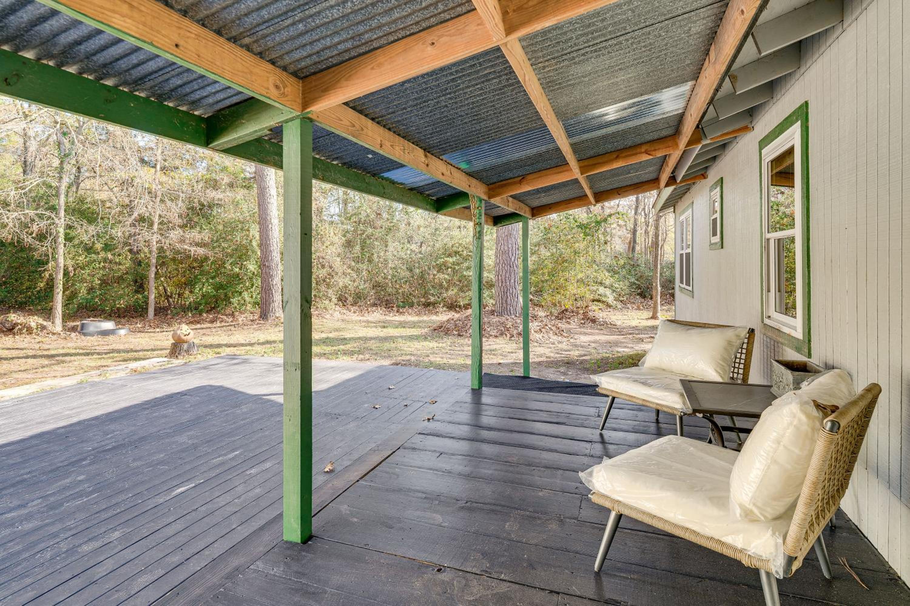 1 Mi to Boat Ramp Lake Livingston Getaway with Deck