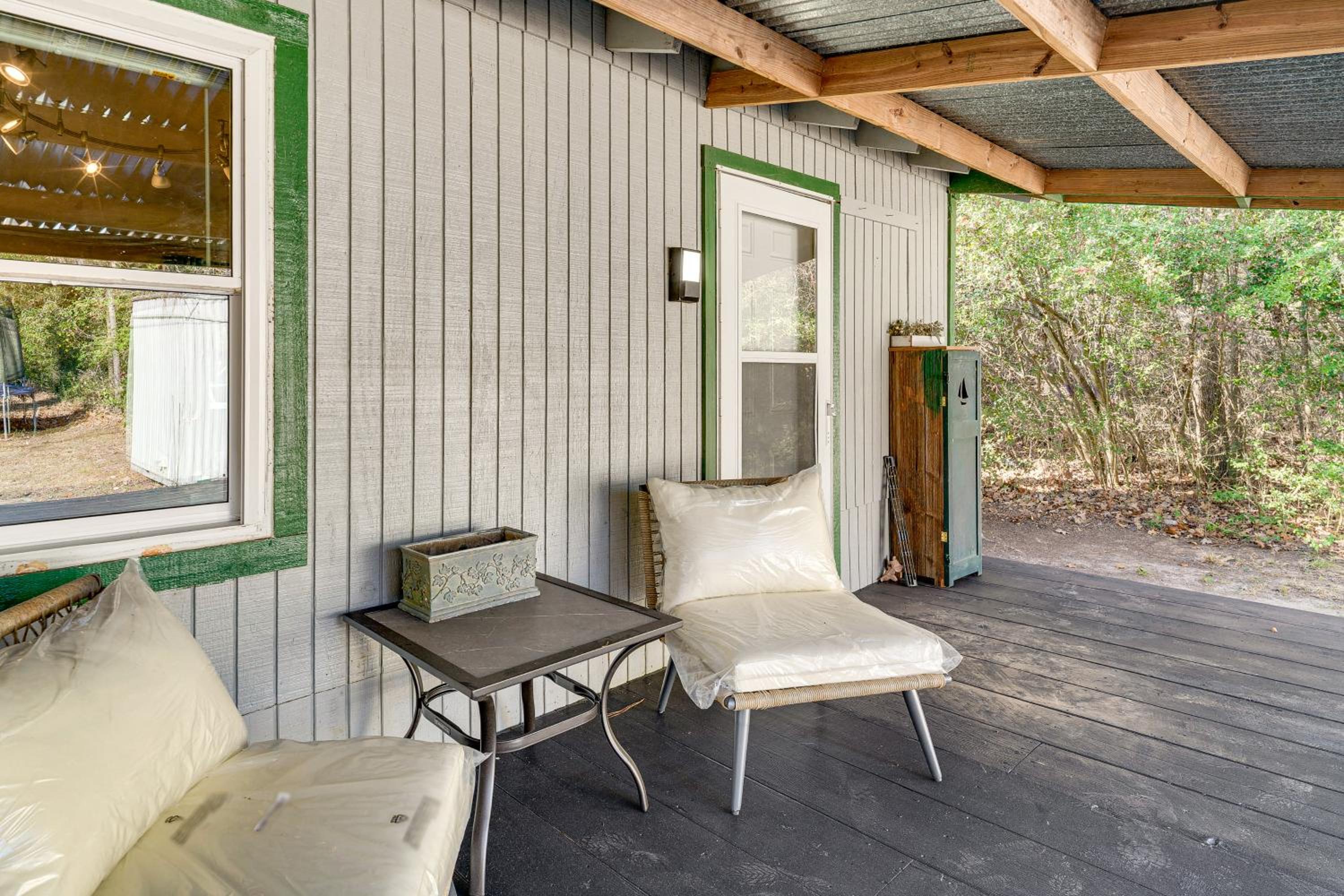 1 Mi to Boat Ramp Lake Livingston Getaway with Deck