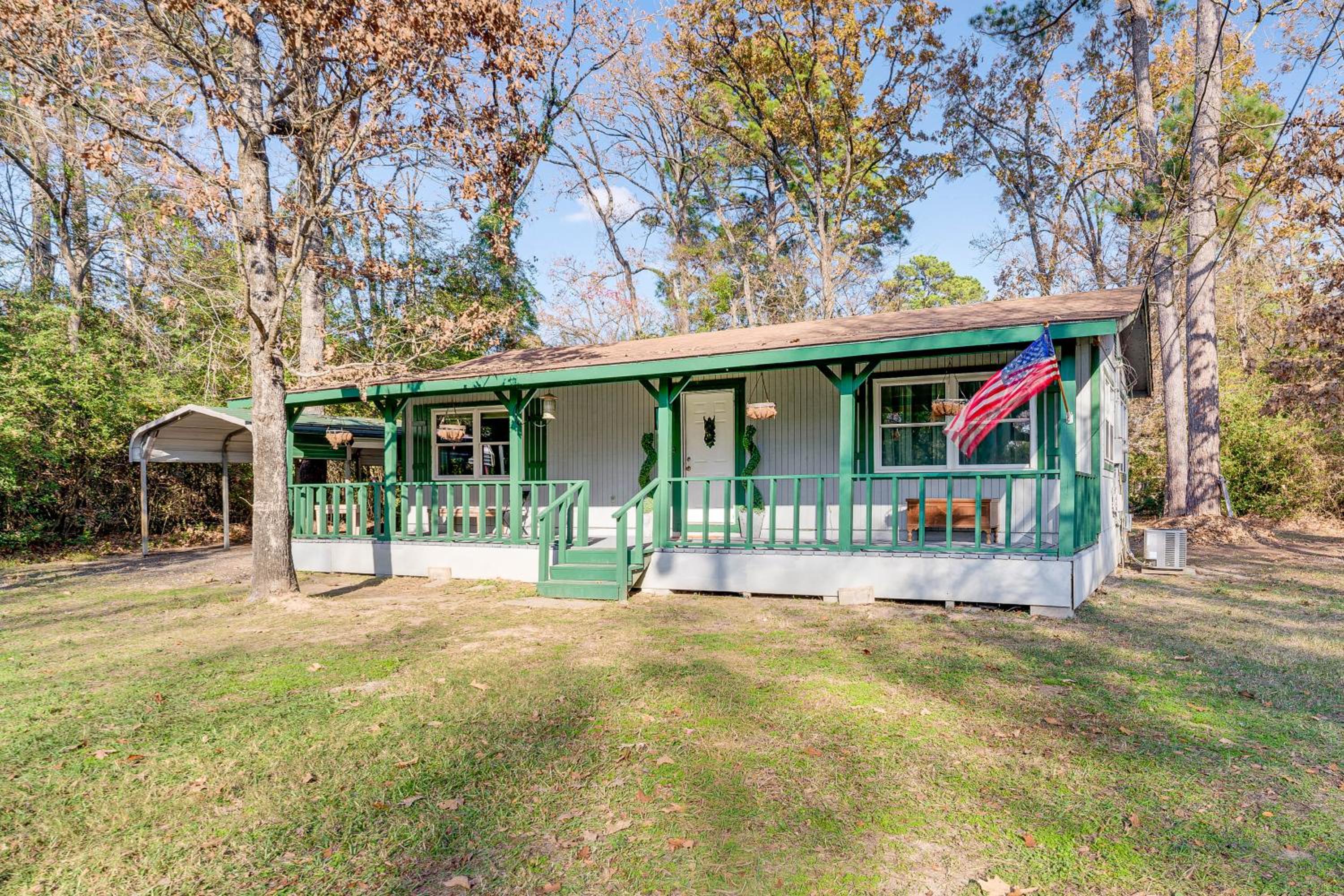 1 Mi to Boat Ramp Lake Livingston Getaway with Deck