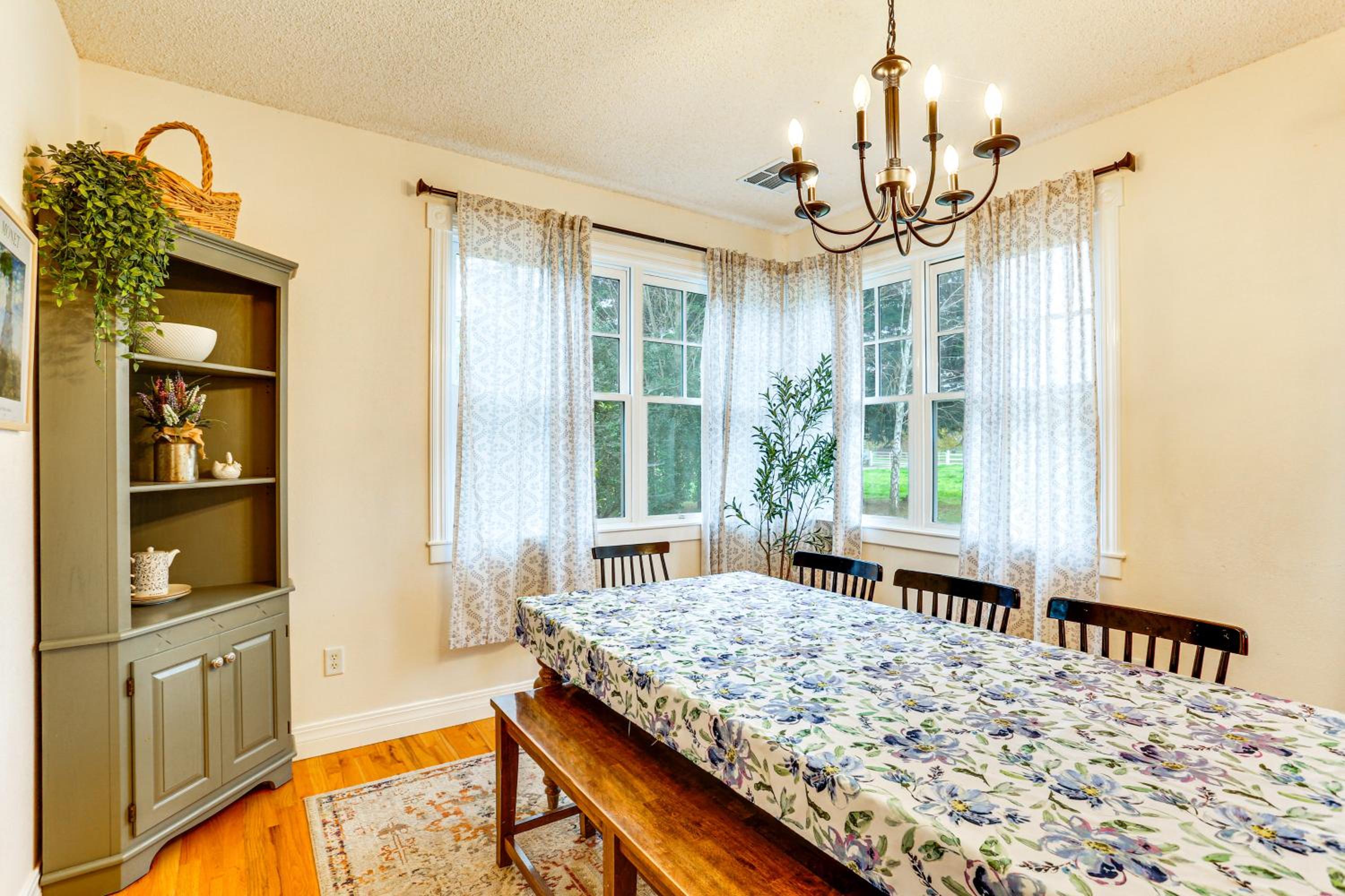 Country Comfort! Spacious Family Home By Red Bluff