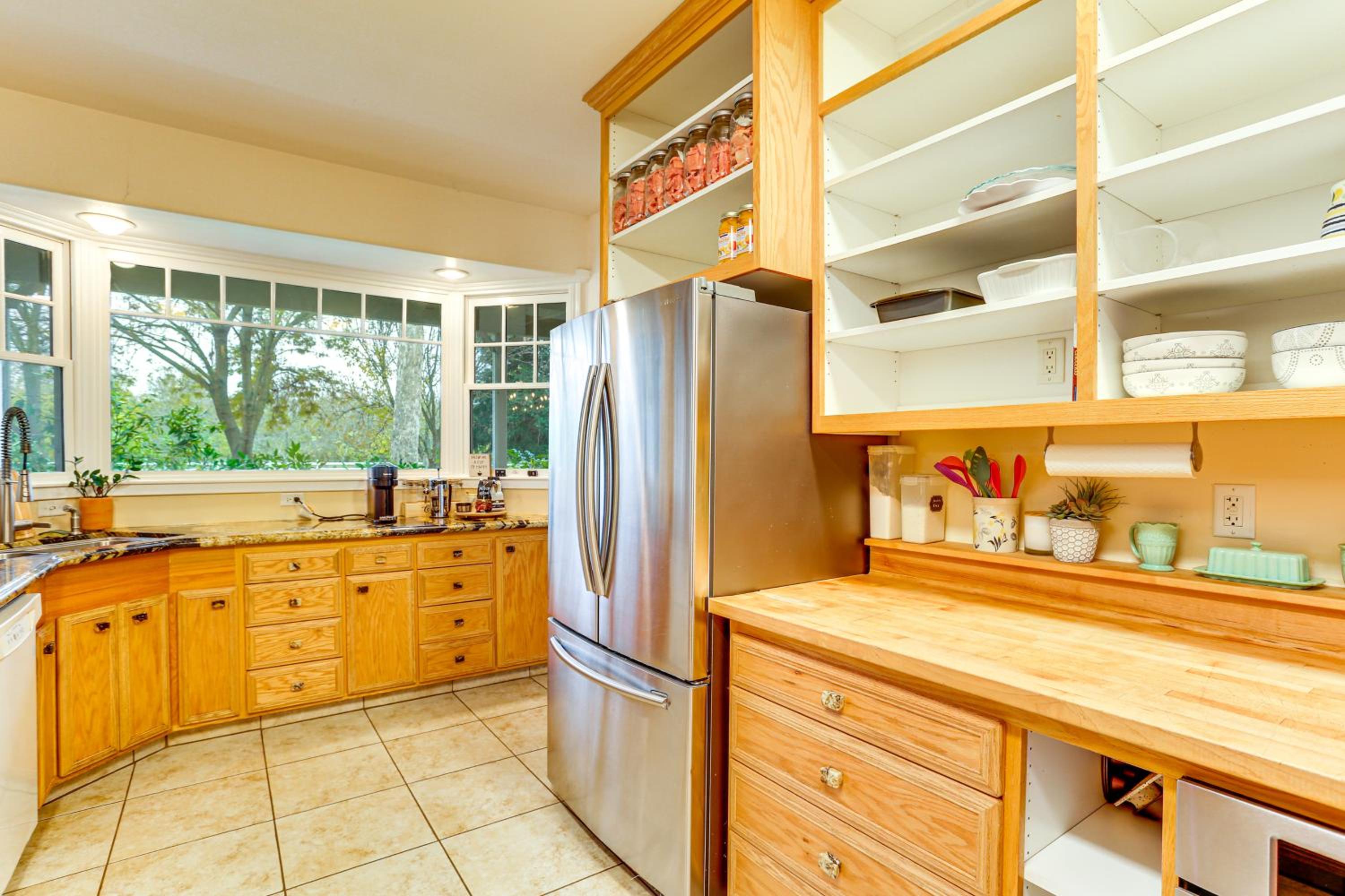Country Comfort! Spacious Family Home By Red Bluff