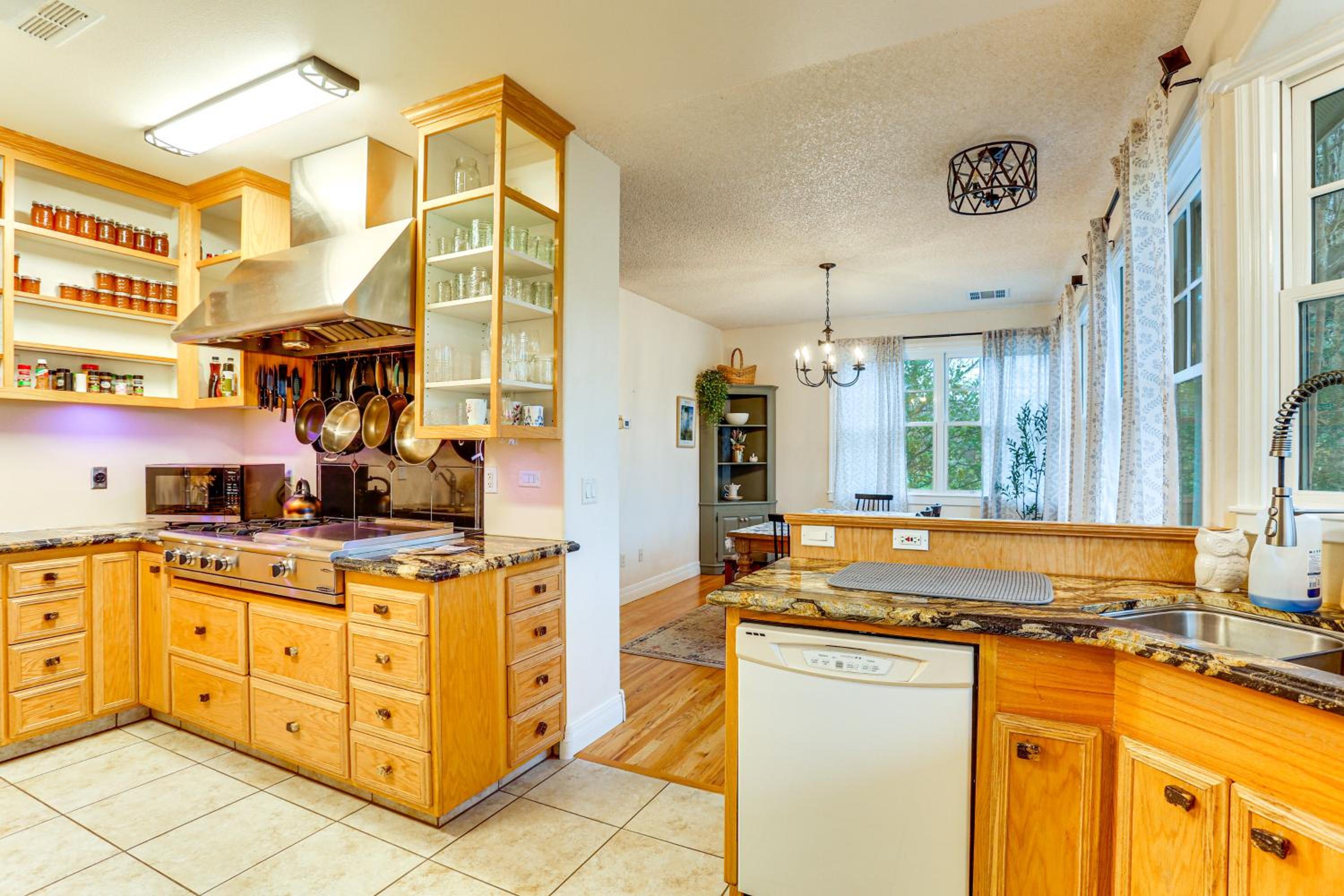 Country Comfort! Spacious Family Home By Red Bluff