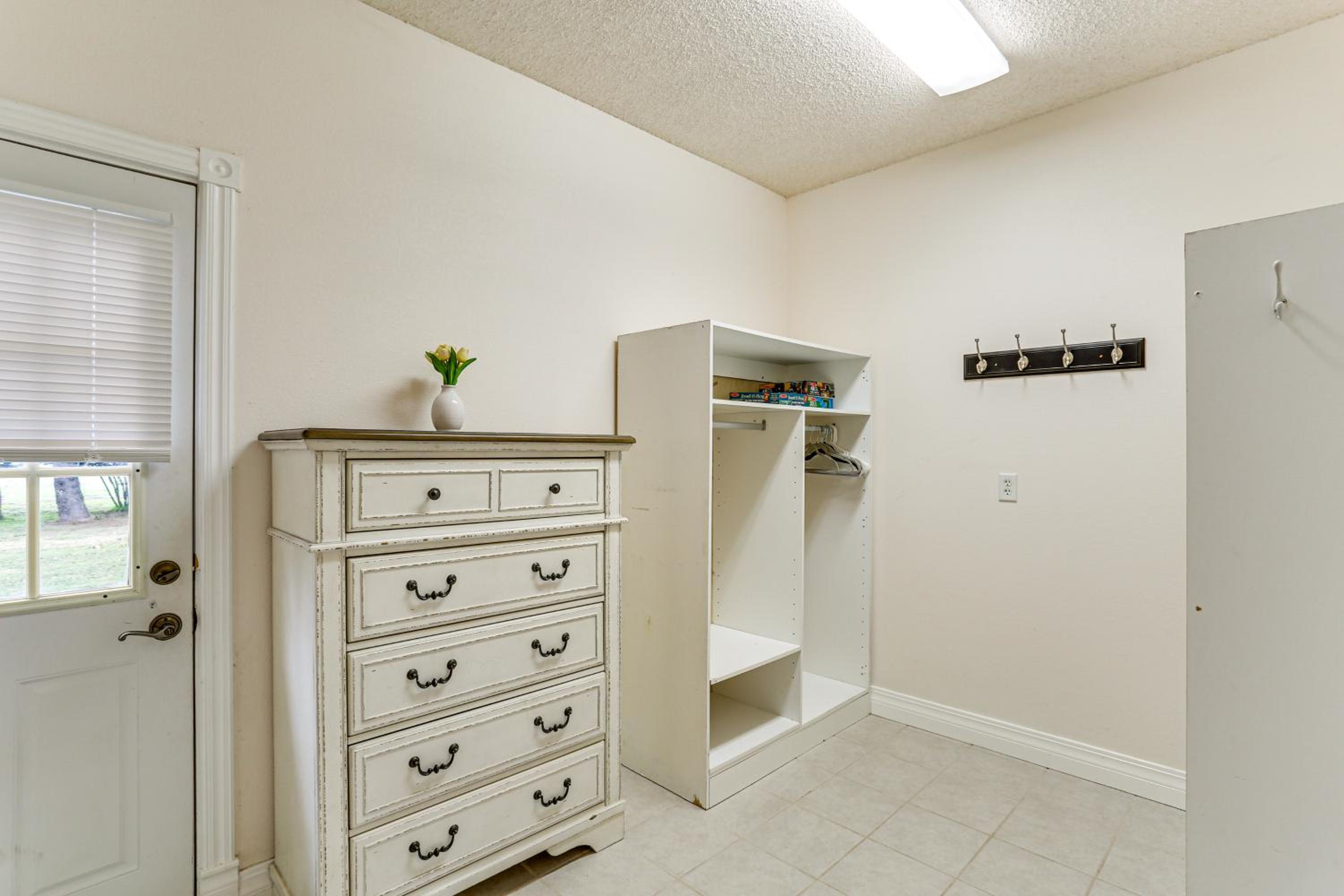Country Comfort! Spacious Family Home By Red Bluff