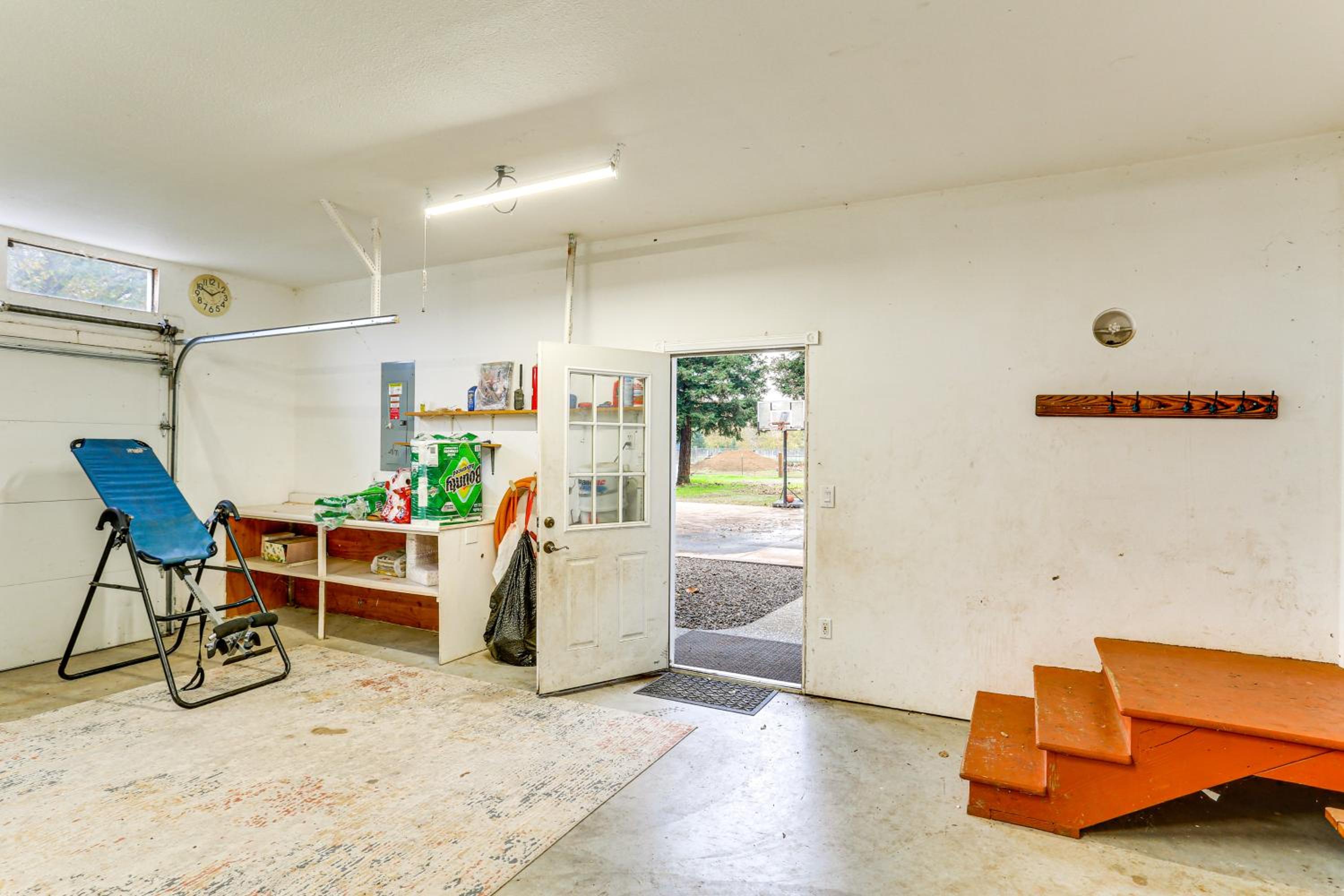 Country Comfort! Spacious Family Home By Red Bluff