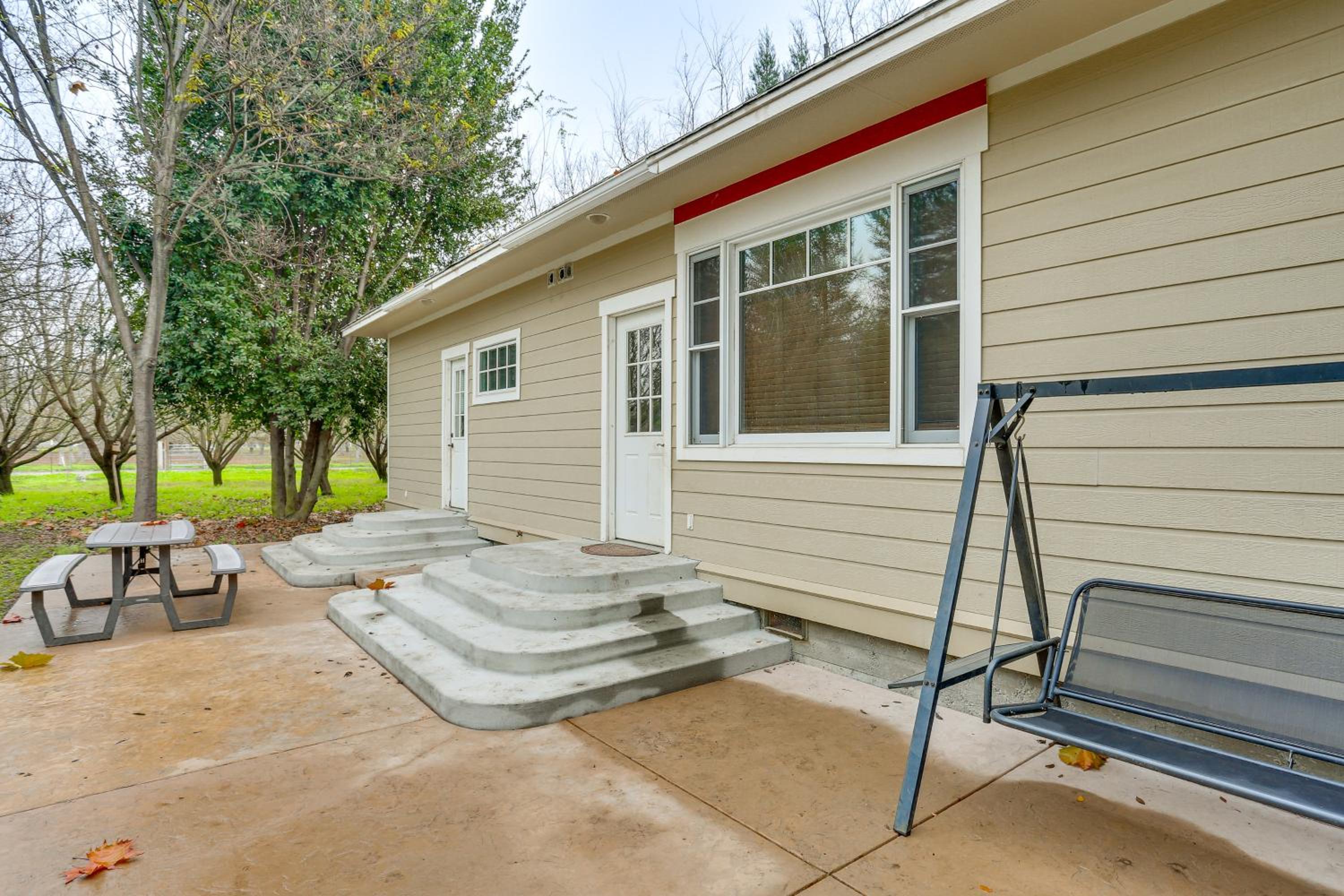 Country Comfort! Spacious Family Home By Red Bluff