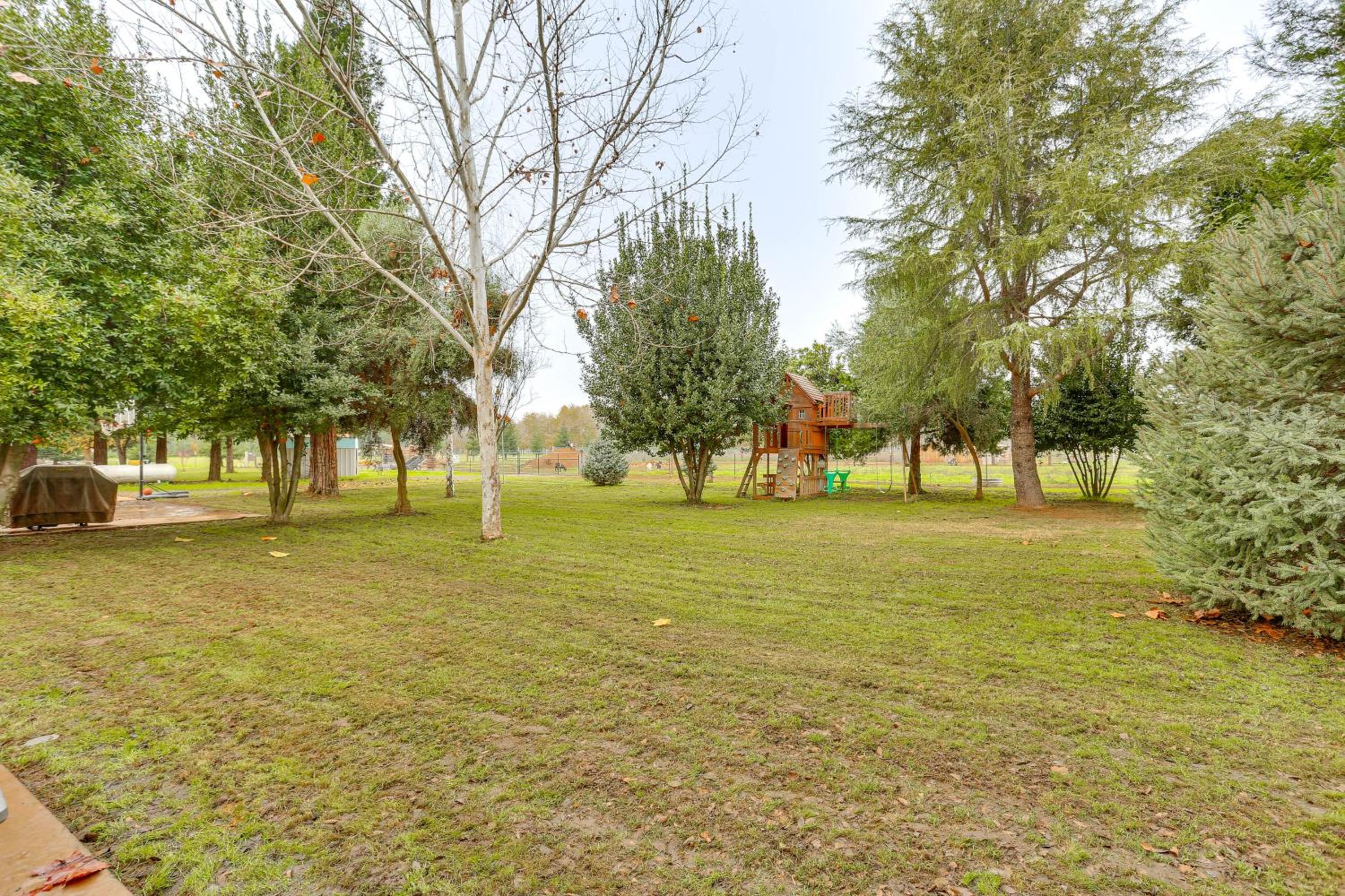 Country Comfort! Spacious Family Home By Red Bluff