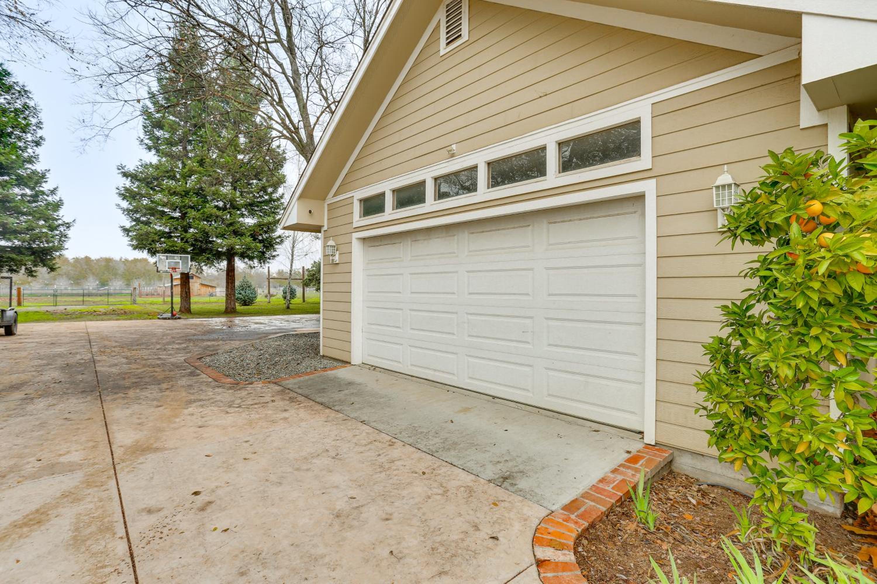 Country Comfort! Spacious Family Home By Red Bluff