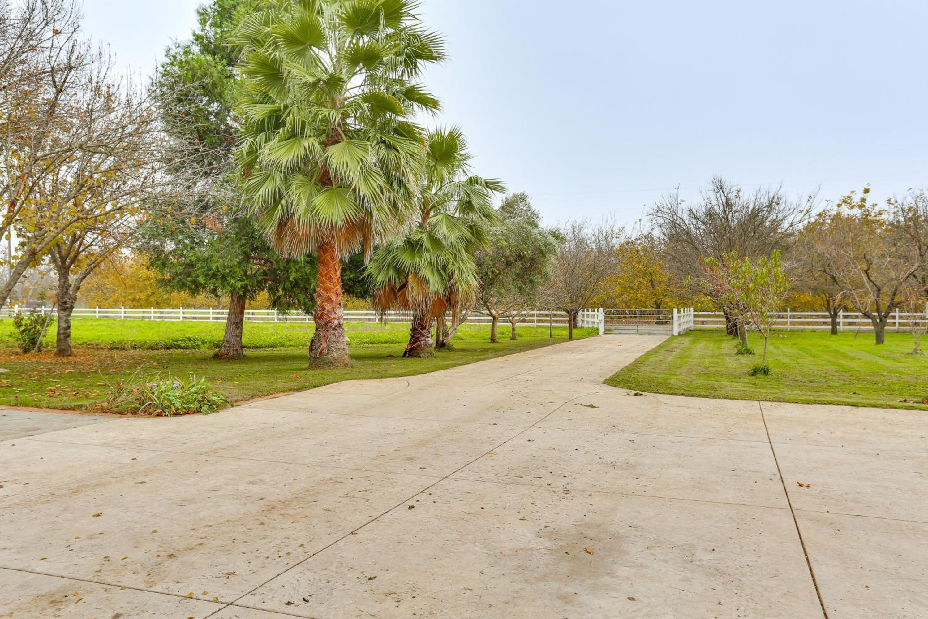 Country Comfort! Spacious Family Home By Red Bluff