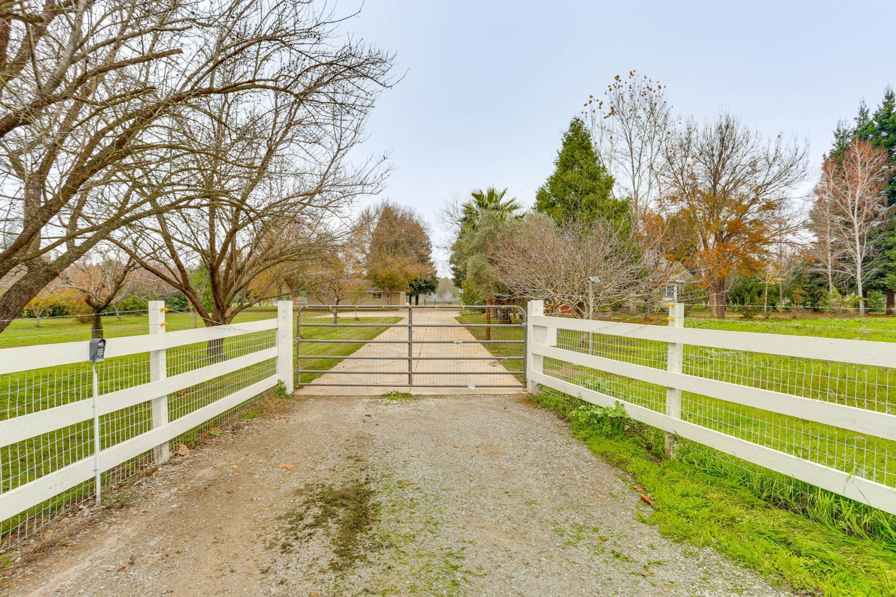 Country Comfort! Spacious Family Home By Red Bluff