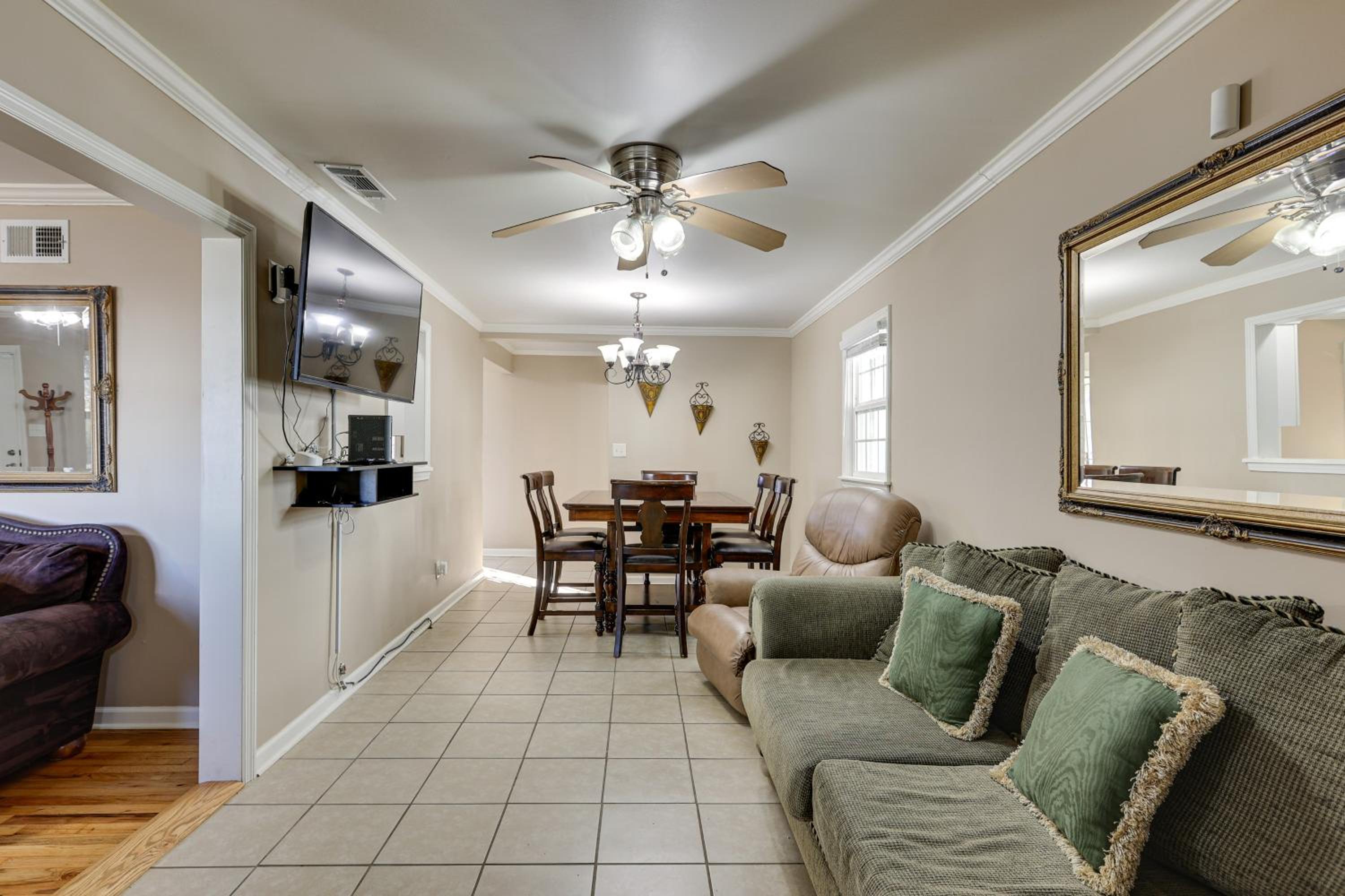 2 Mi to Downtown Savannah Dog-Friendly Home!