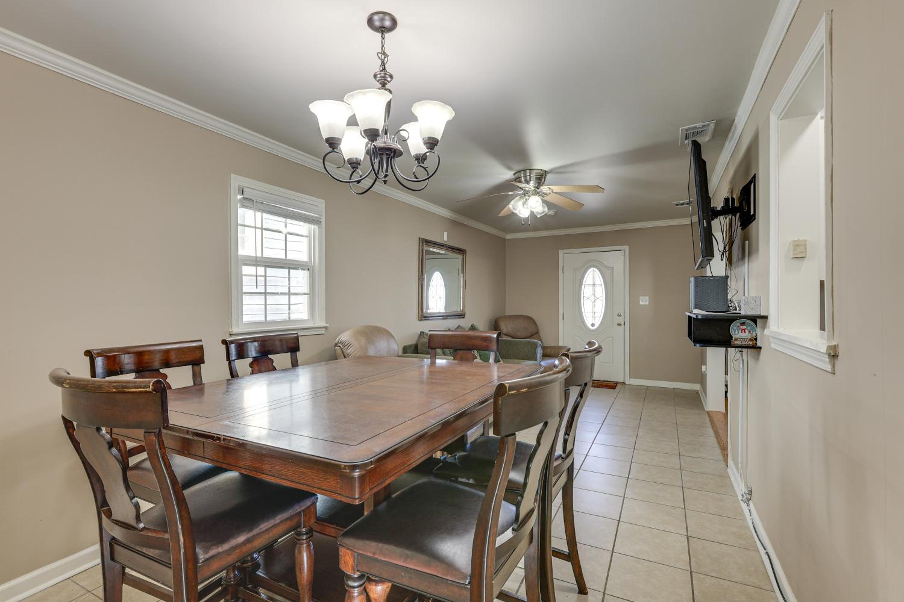 2 Mi to Downtown Savannah Dog-Friendly Home!