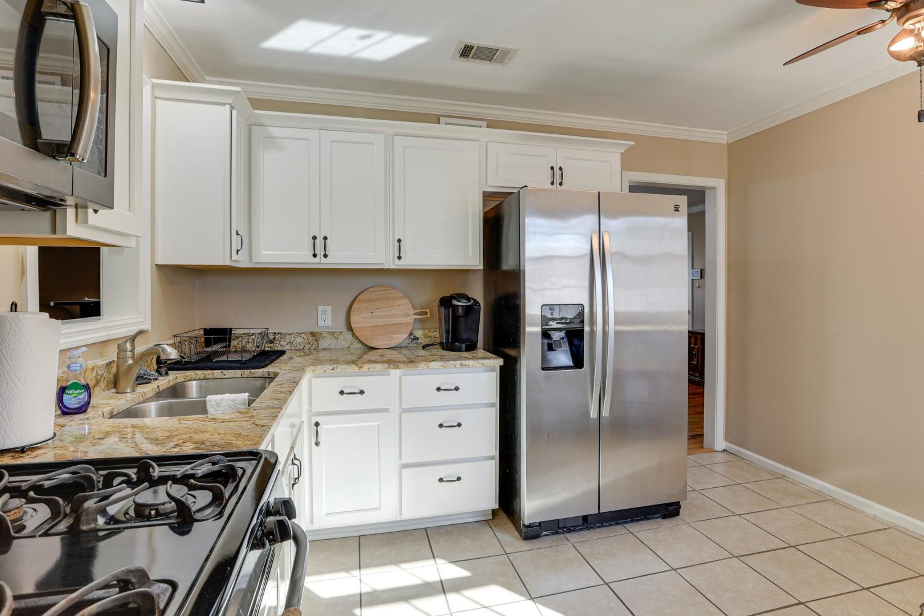 2 Mi to Downtown Savannah Dog-Friendly Home!