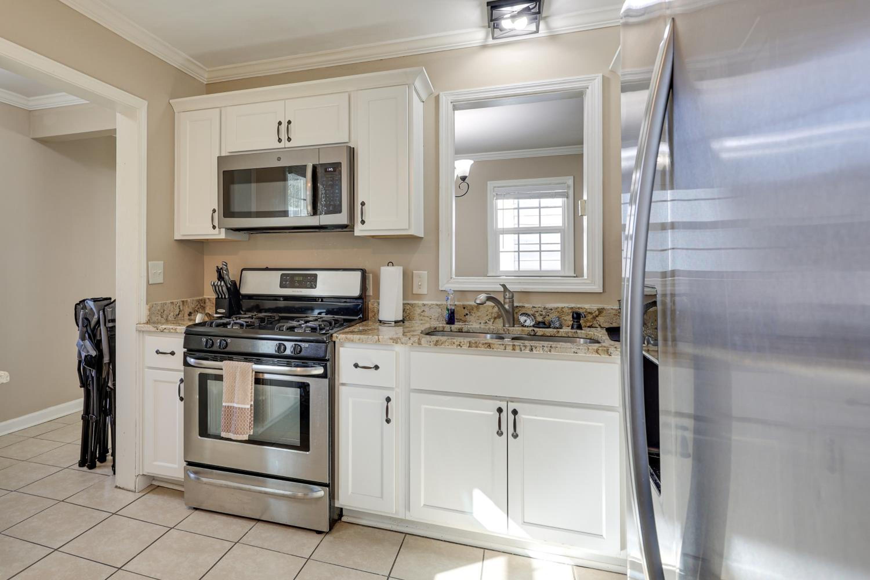 2 Mi to Downtown Savannah Dog-Friendly Home!