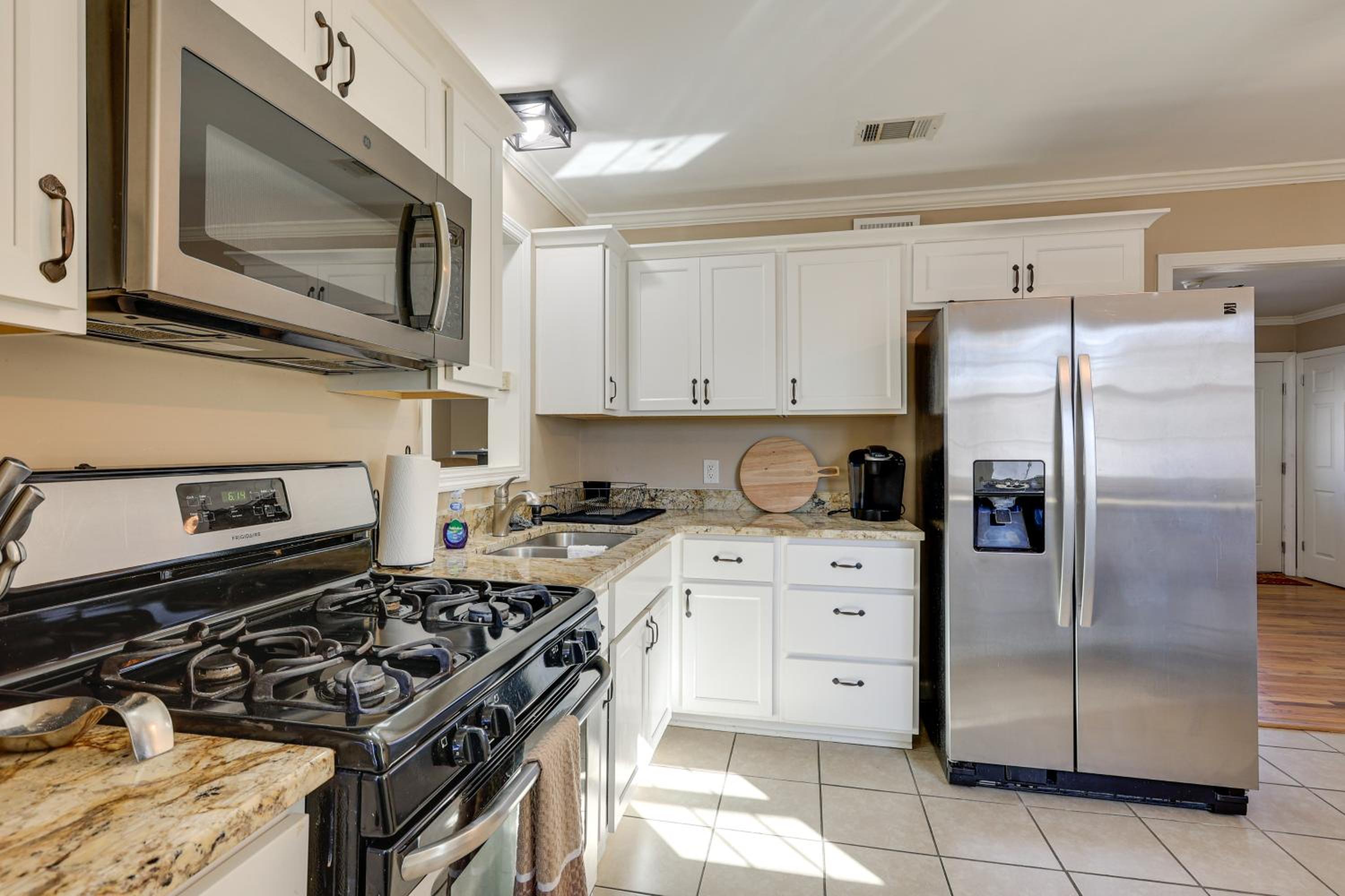 2 Mi to Downtown Savannah Dog-Friendly Home!