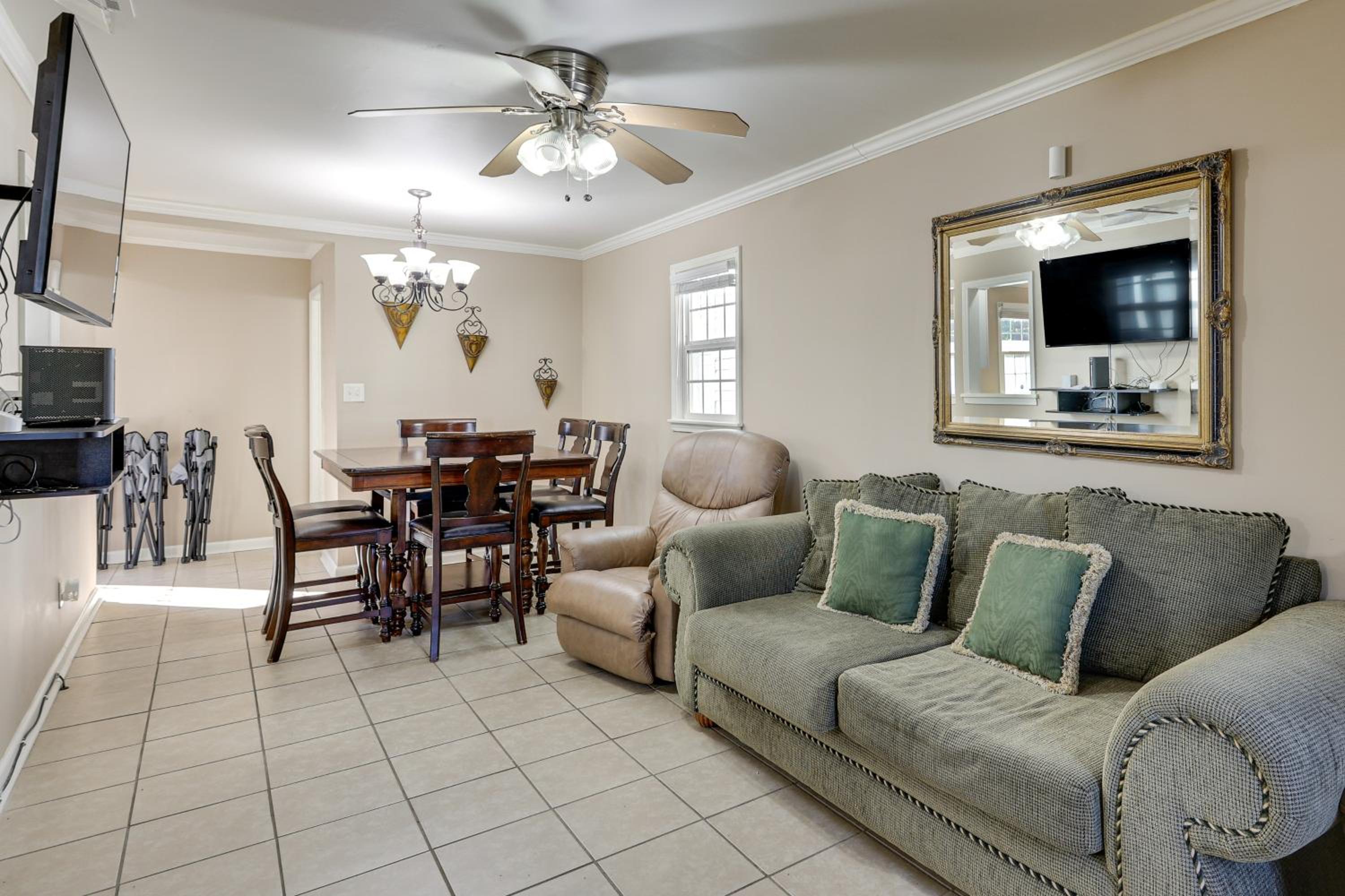 2 Mi to Downtown Savannah Dog-Friendly Home!