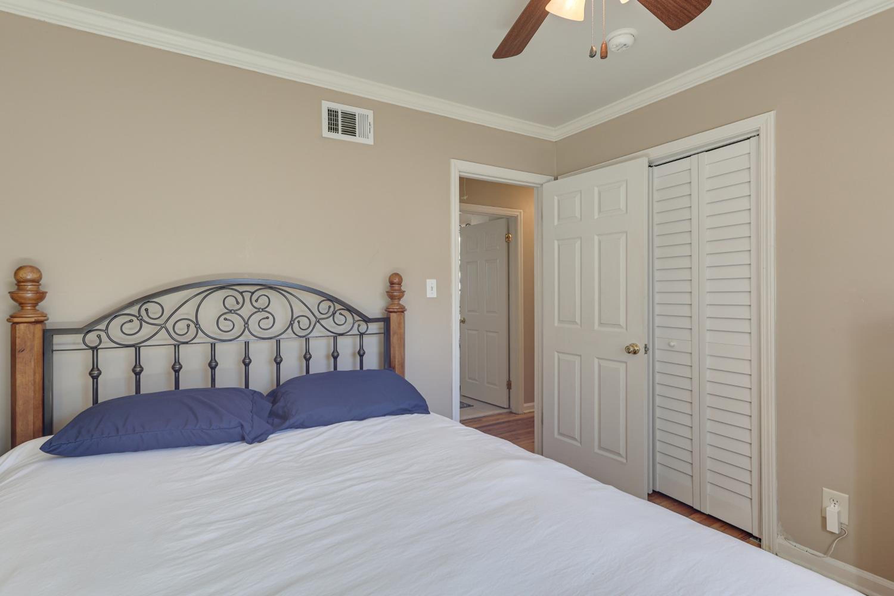 2 Mi to Downtown Savannah Dog-Friendly Home!