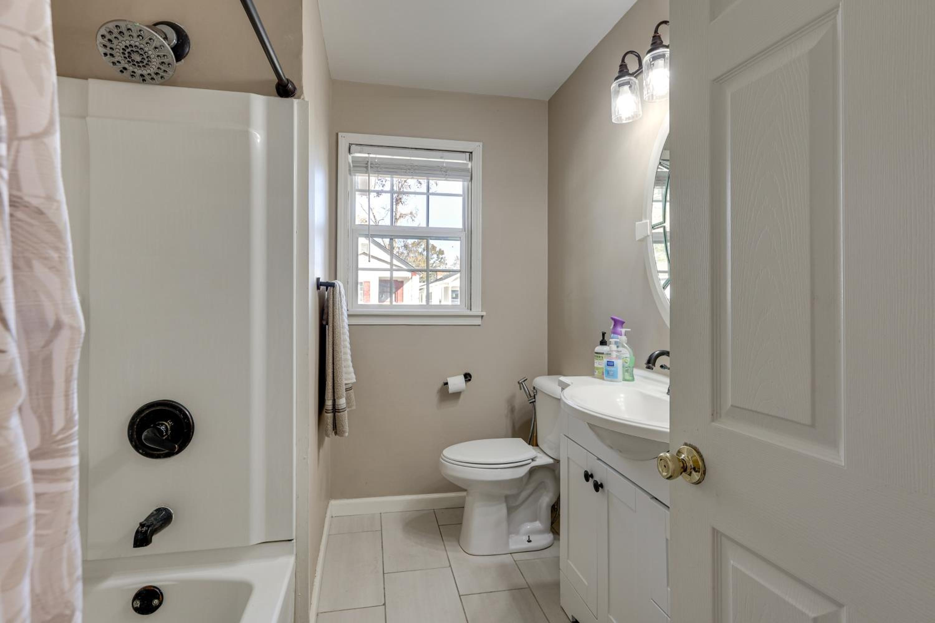 2 Mi to Downtown Savannah Dog-Friendly Home!