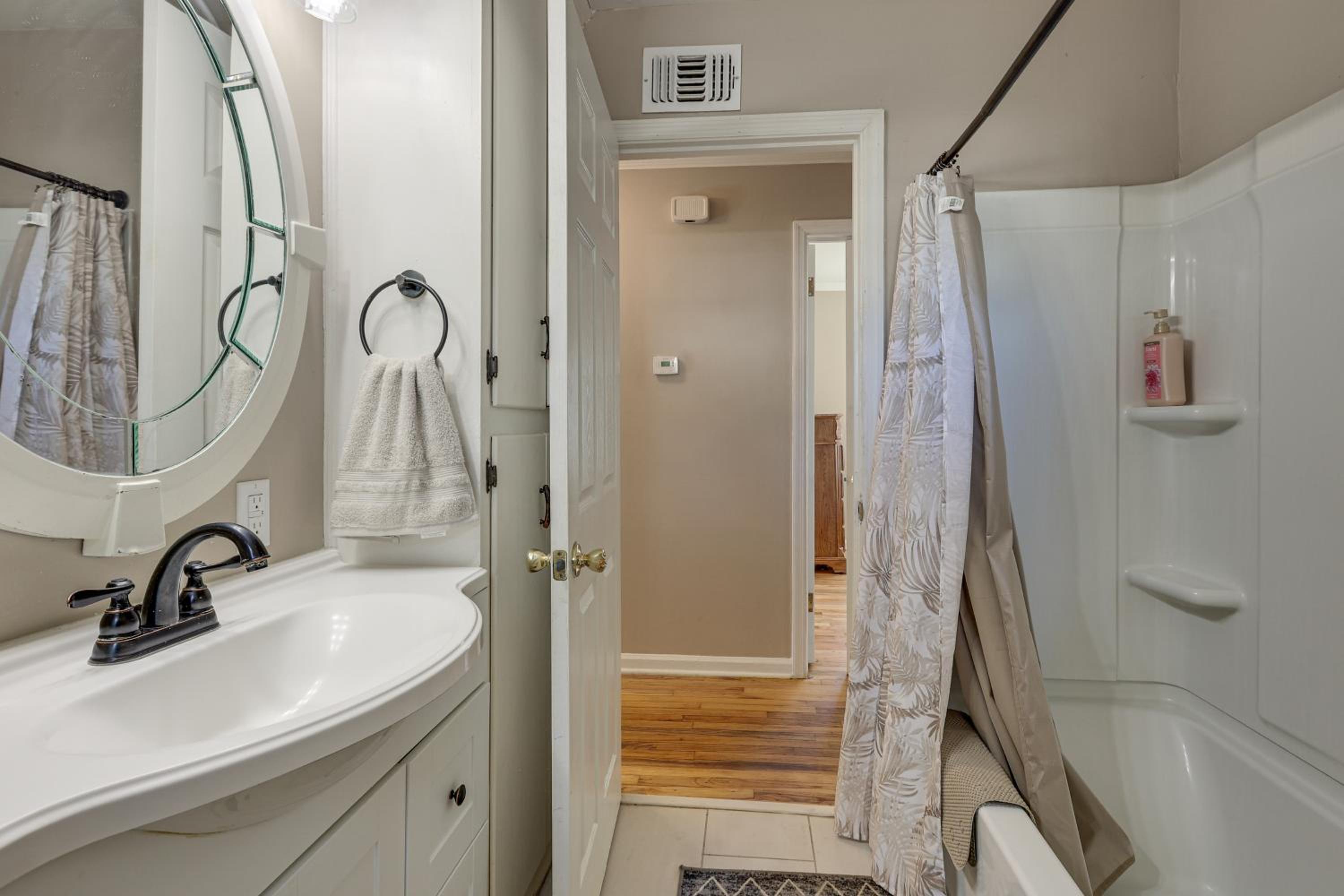 2 Mi to Downtown Savannah Dog-Friendly Home!