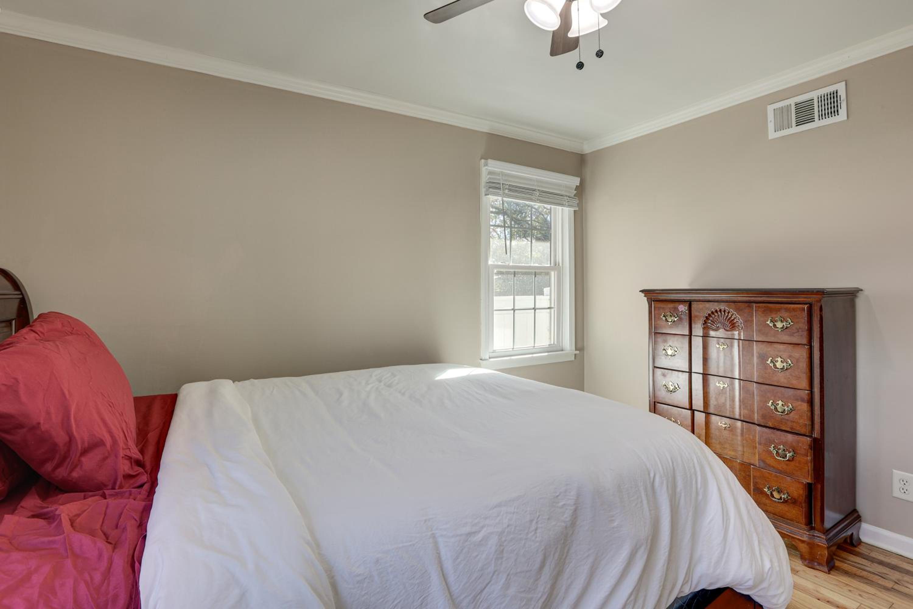2 Mi to Downtown Savannah Dog-Friendly Home!