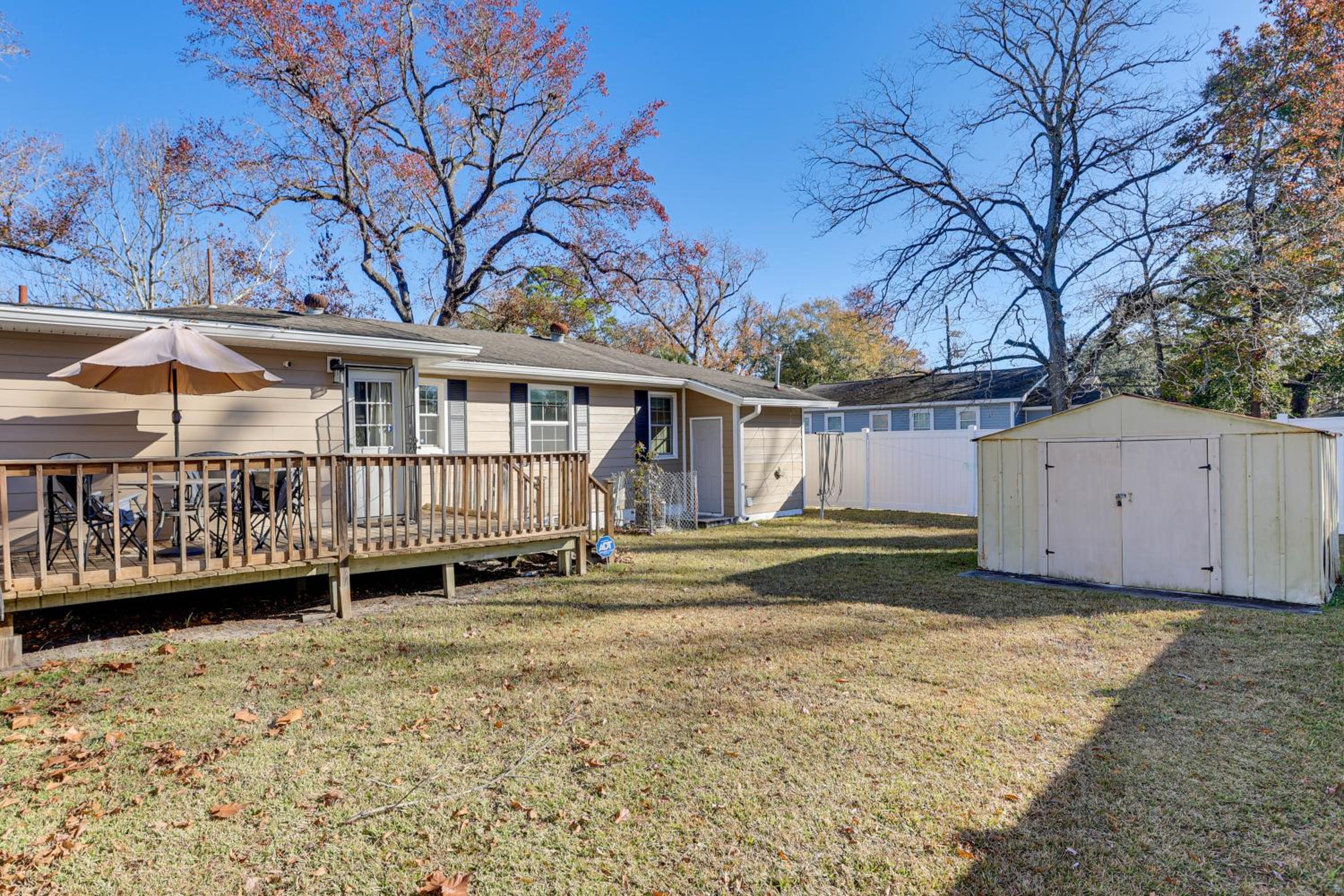 2 Mi to Downtown Savannah Dog-Friendly Home!