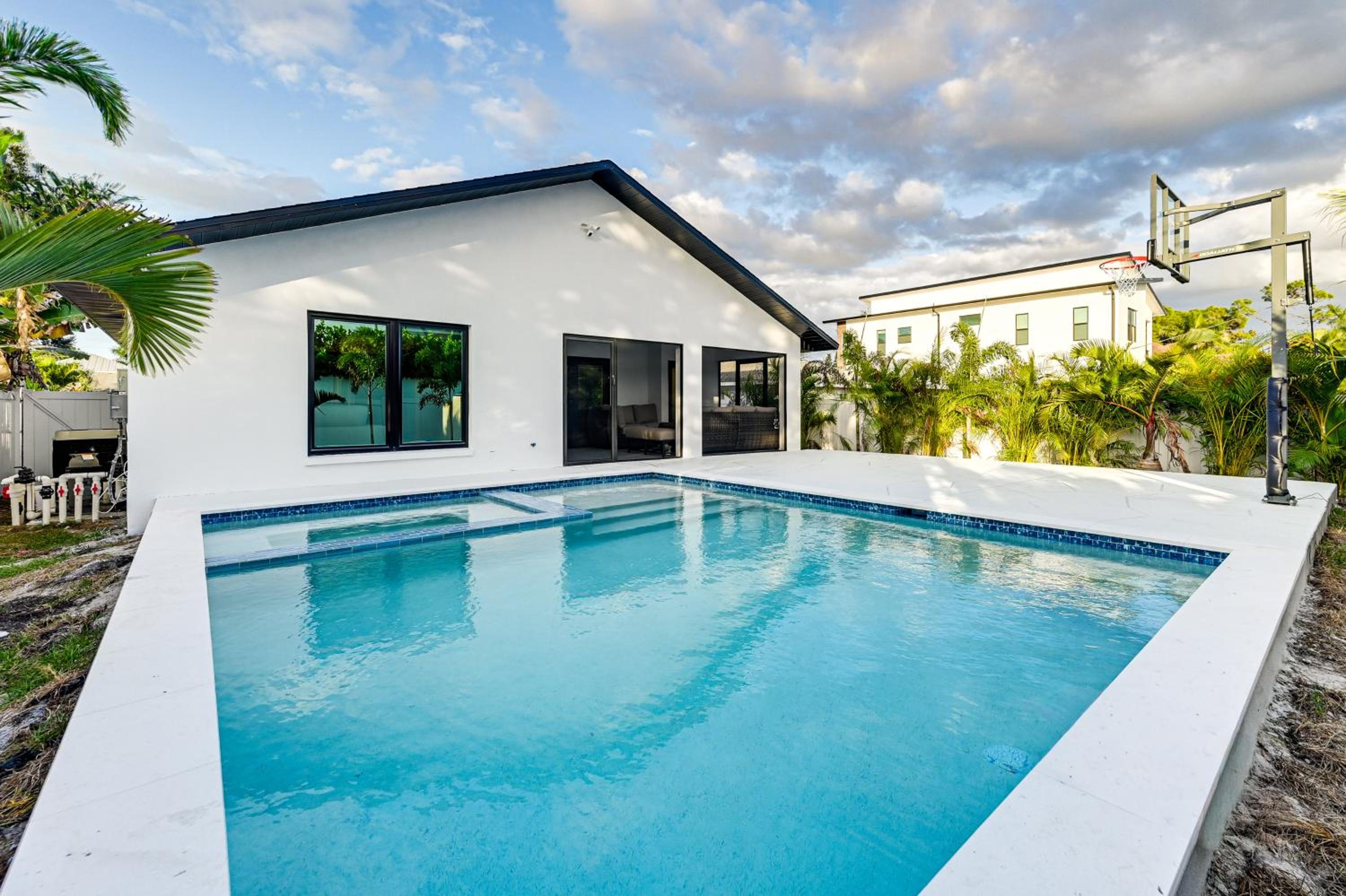 1 Mi to Beach! Modern Tropical Retreat in Naples