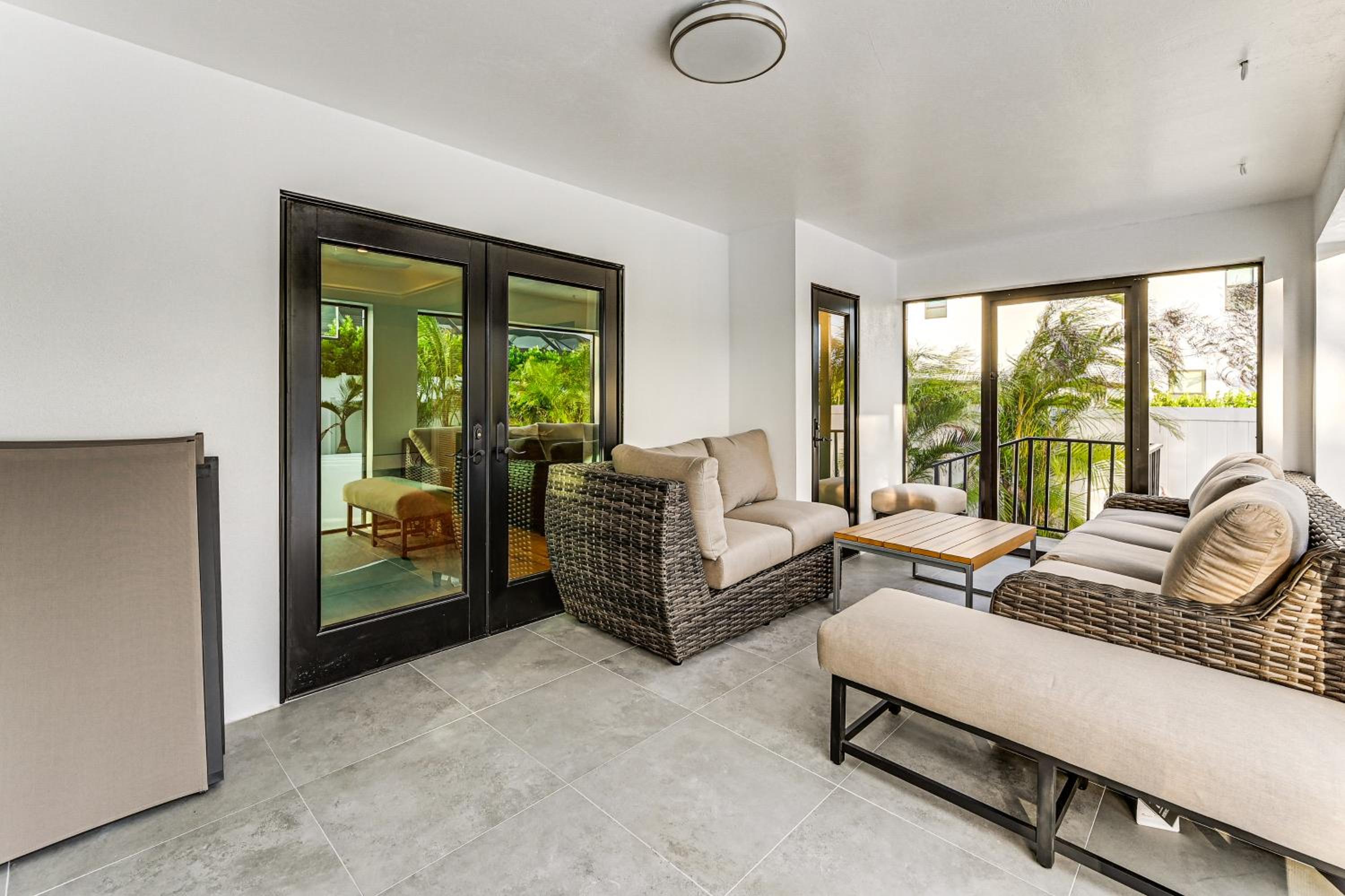 1 Mi to Beach! Modern Tropical Retreat in Naples