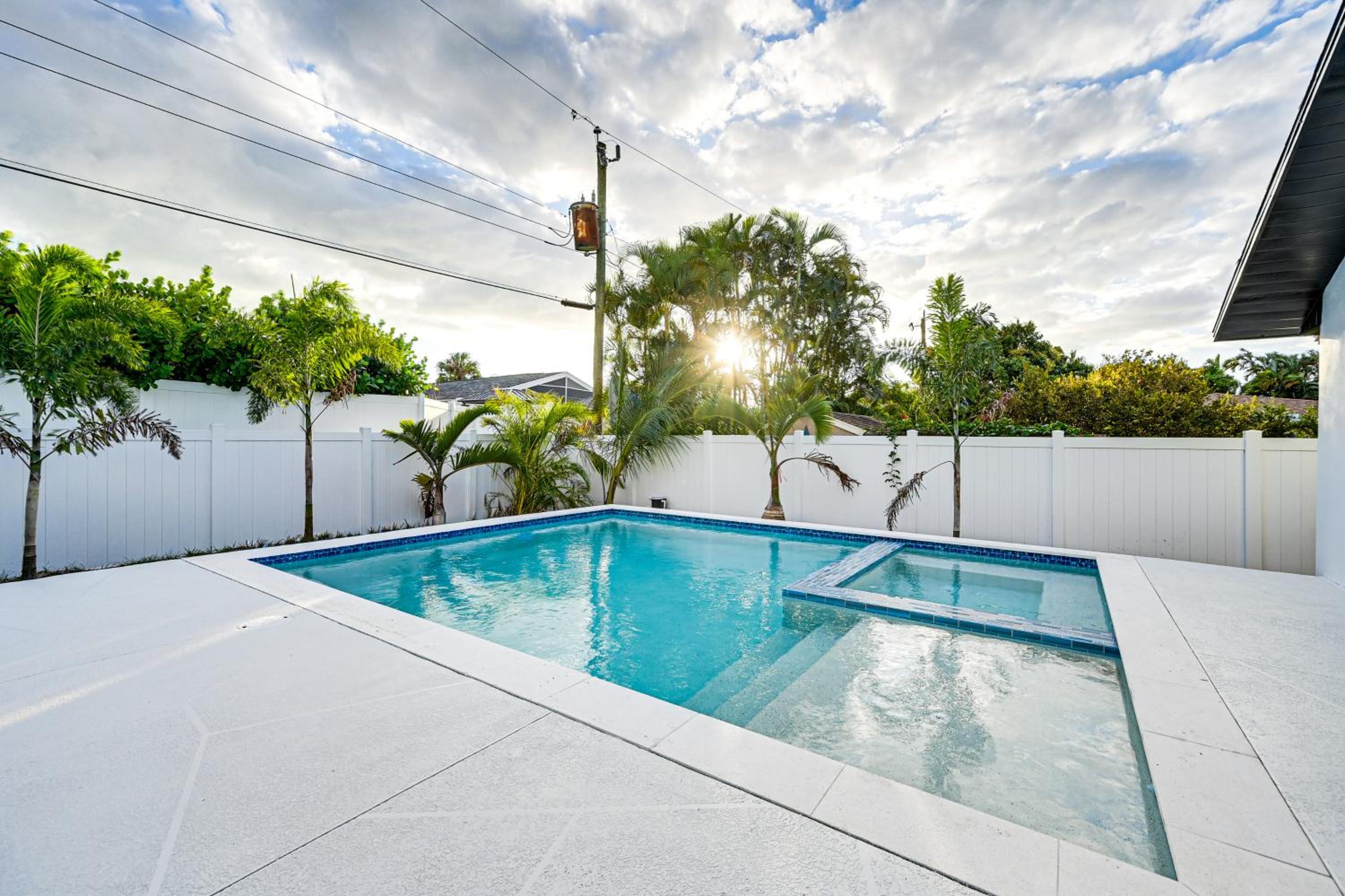 1 Mi to Beach! Modern Tropical Retreat in Naples