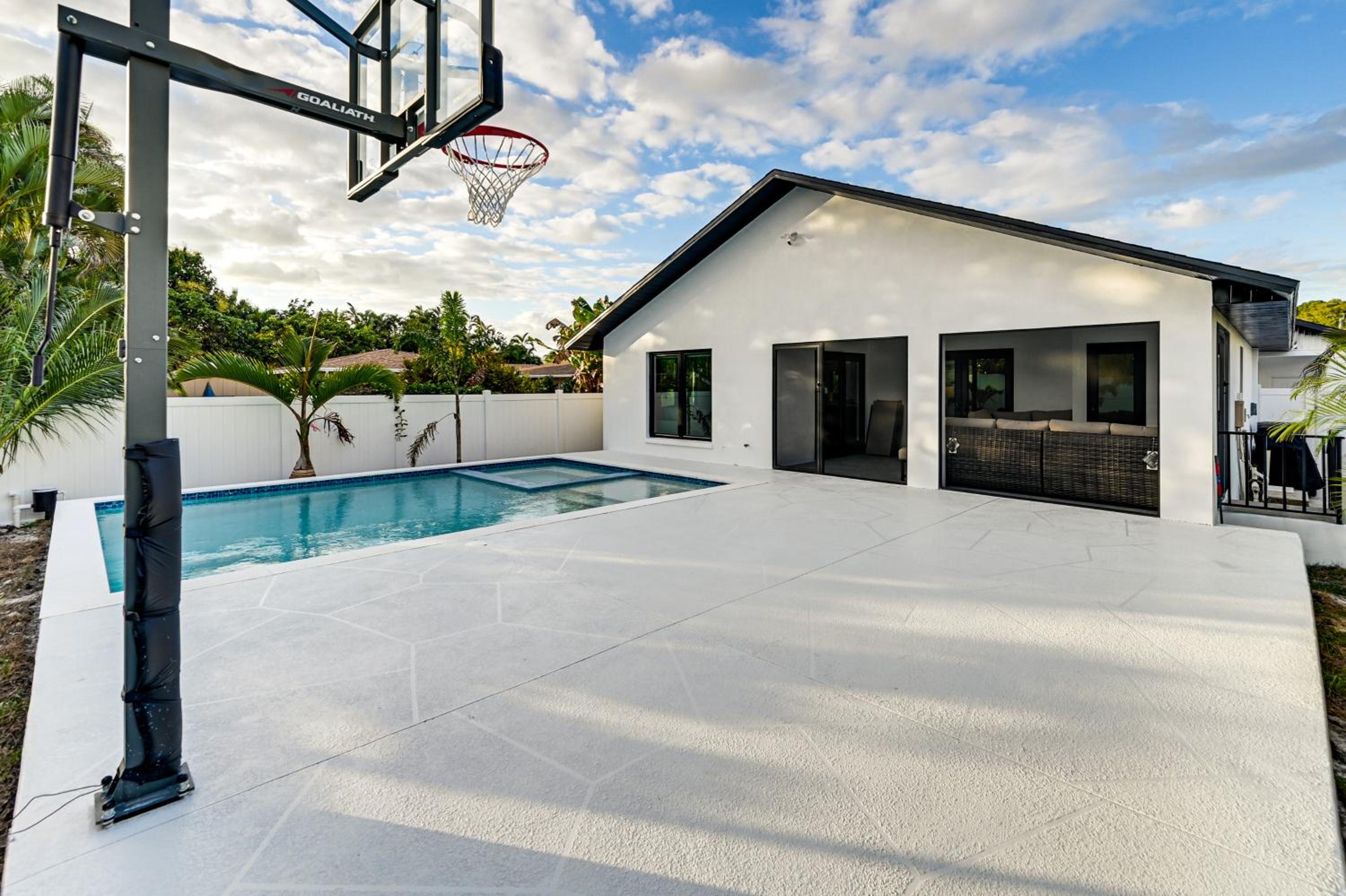 1 Mi to Beach! Modern Tropical Retreat in Naples