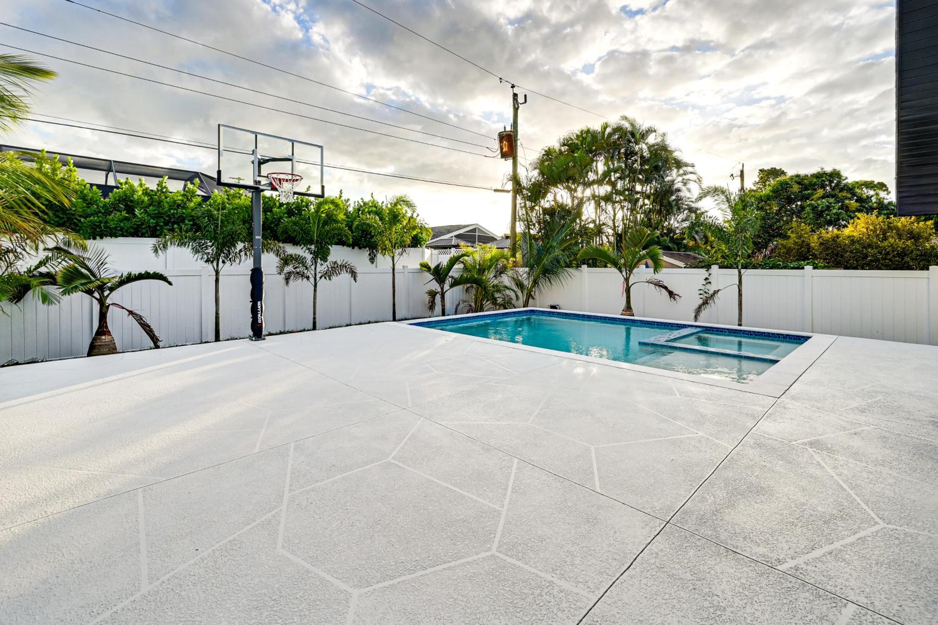 1 Mi to Beach! Modern Tropical Retreat in Naples