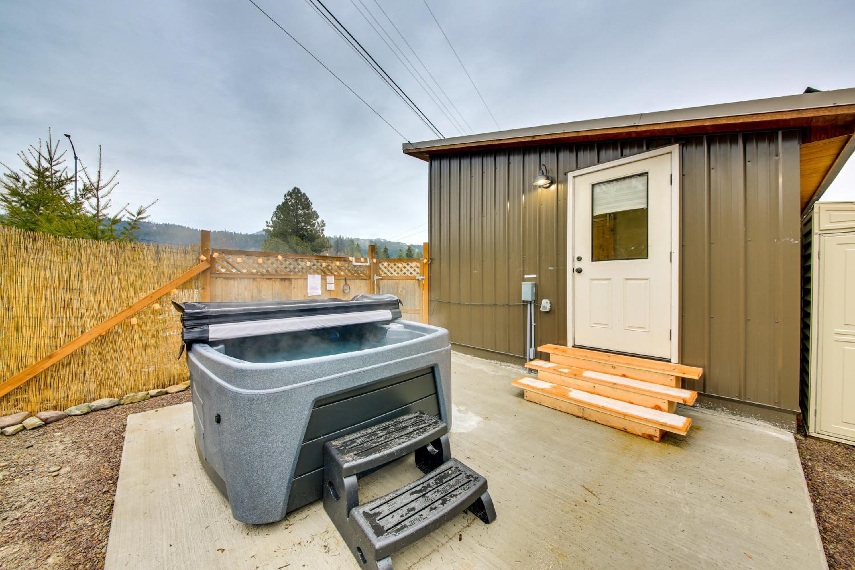 1 Mi to Waterfront Trails, Troy Home with Hot Tub!